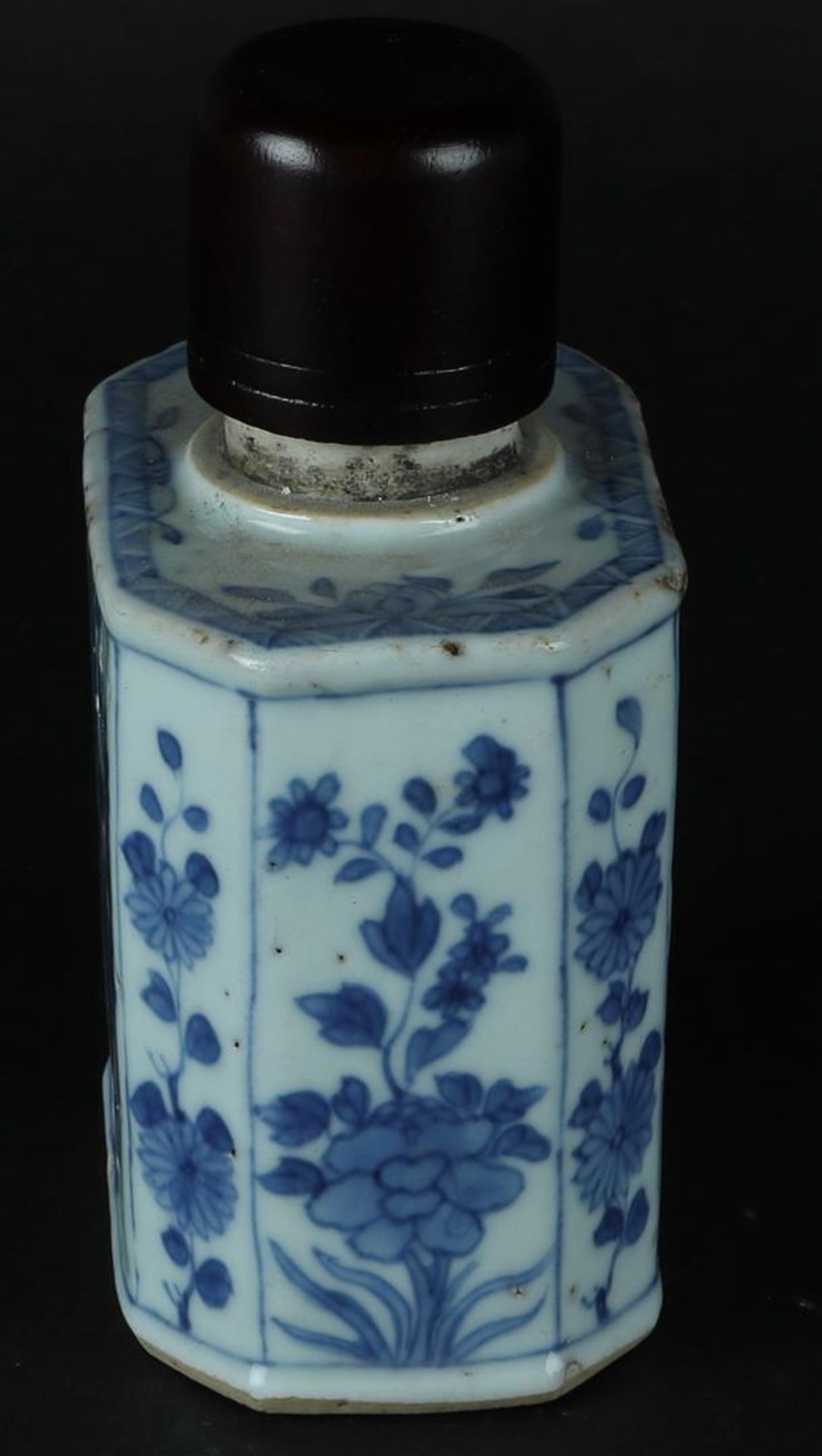 A porcelain angled tea caddy with rich floral decoration on the sides, with wooden lid. China, Yongz - Image 2 of 4