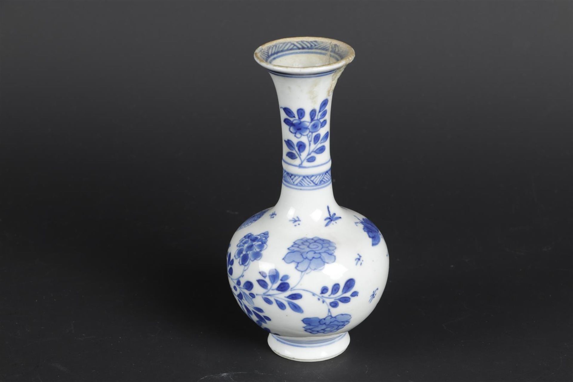 A porcelain belly vase with a slender high neck with floral decor on rock. China, Kangxi. - Image 2 of 5