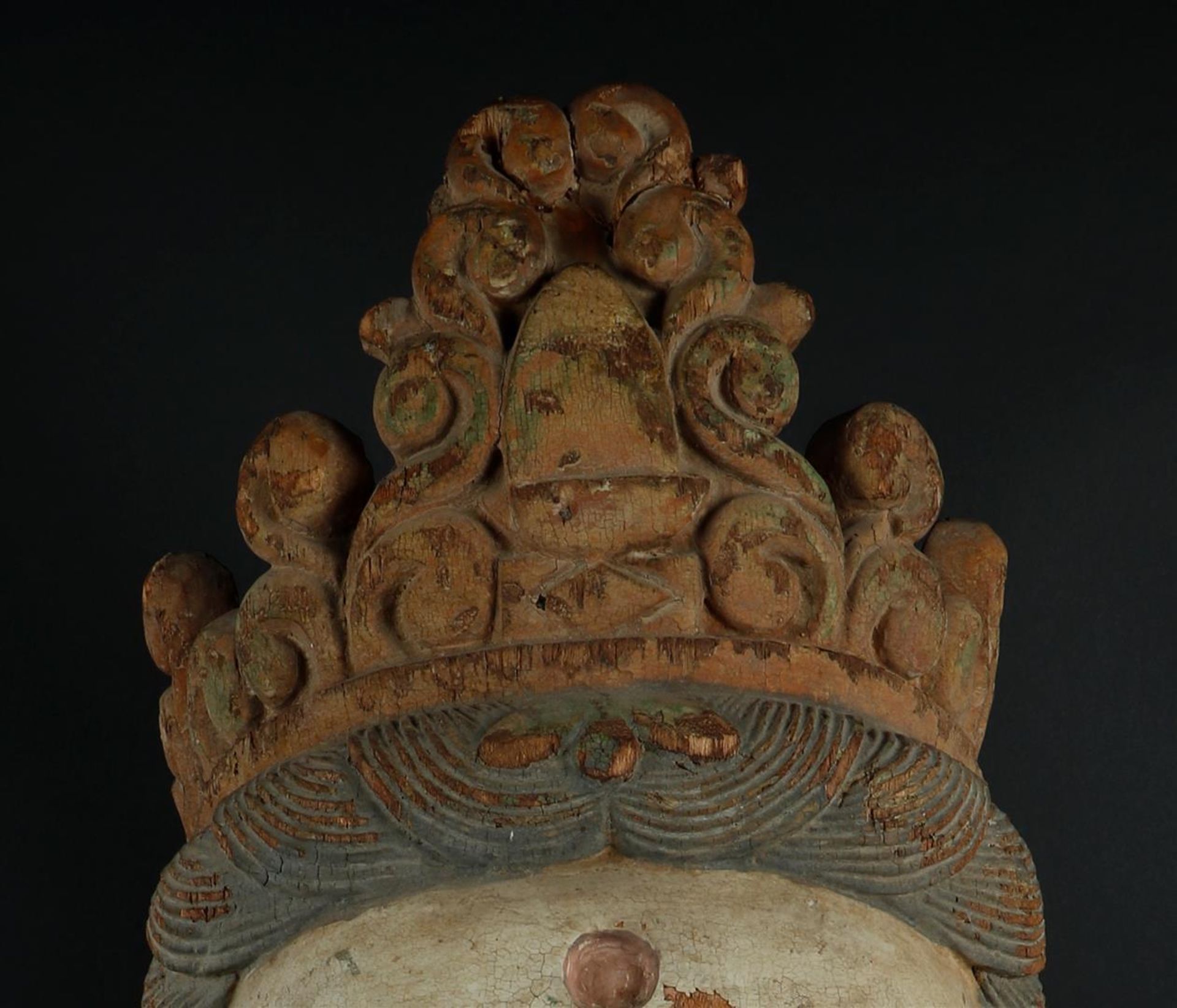 A carved wooden crowned Buddha head. China, Ming? - Image 2 of 6