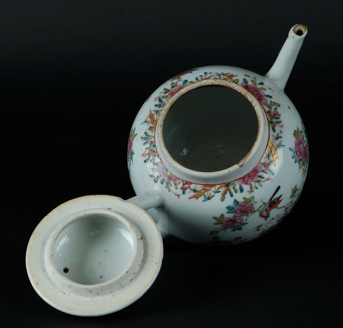 A porcelain Famille Rose teapot with decoration of flowers and birds. China, 18th century. - Image 3 of 4