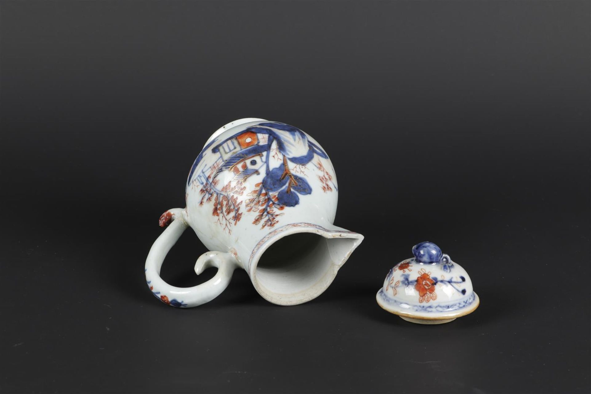 A porcelain Imari milk jug with landscape decoration. China, Qianlong. - Image 5 of 6