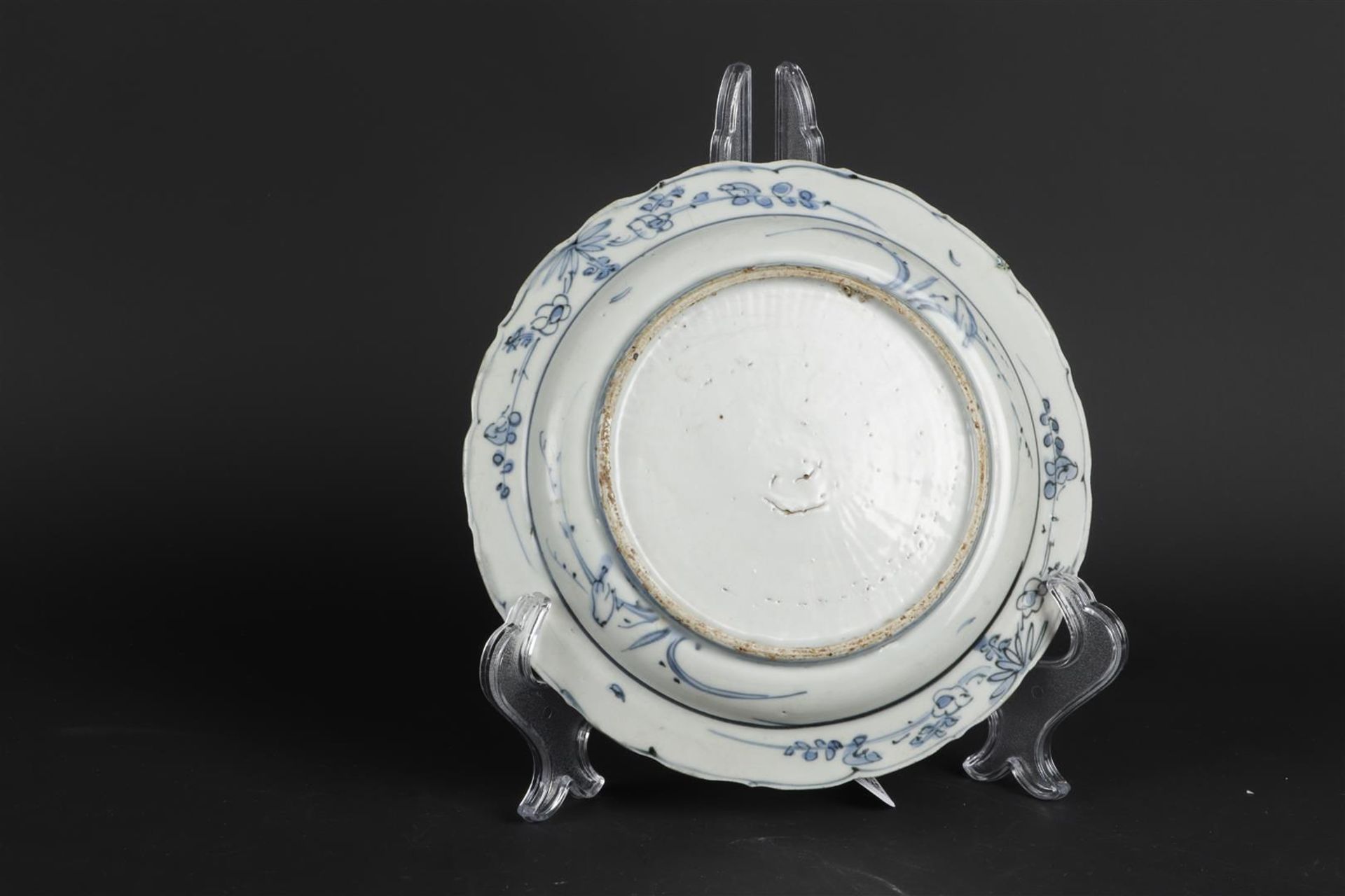 A porcelain plate with deer in landscape decoration in the center, the outside with floral decoratio - Bild 2 aus 2