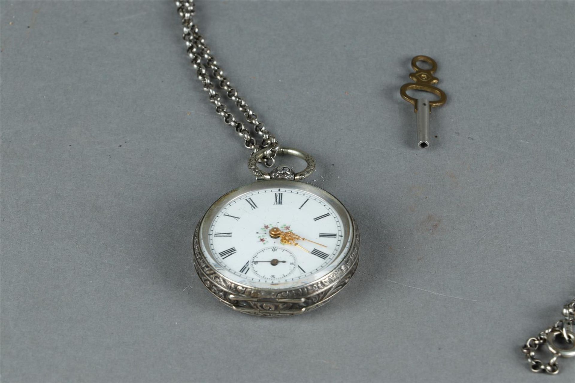An engraved silver pocket watch with silver chain, incl. winding key. - Bild 2 aus 3