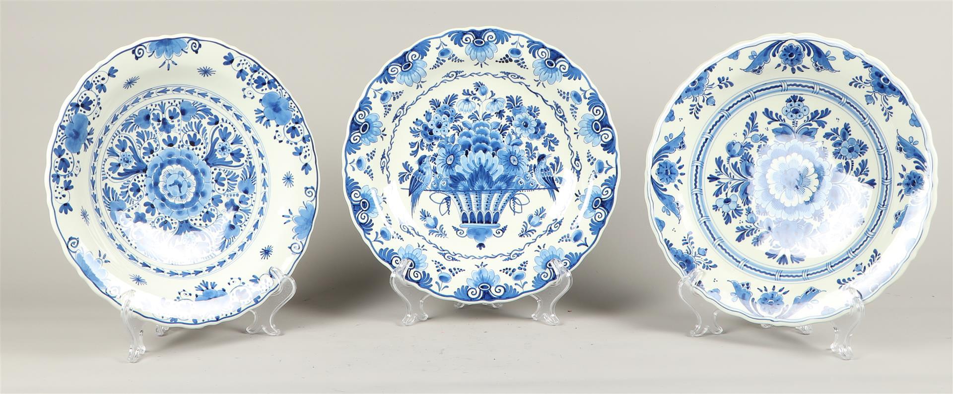 A lot of earthenware dishes with floral decor, marked Pocelyne Fles. Delft, 20th century.