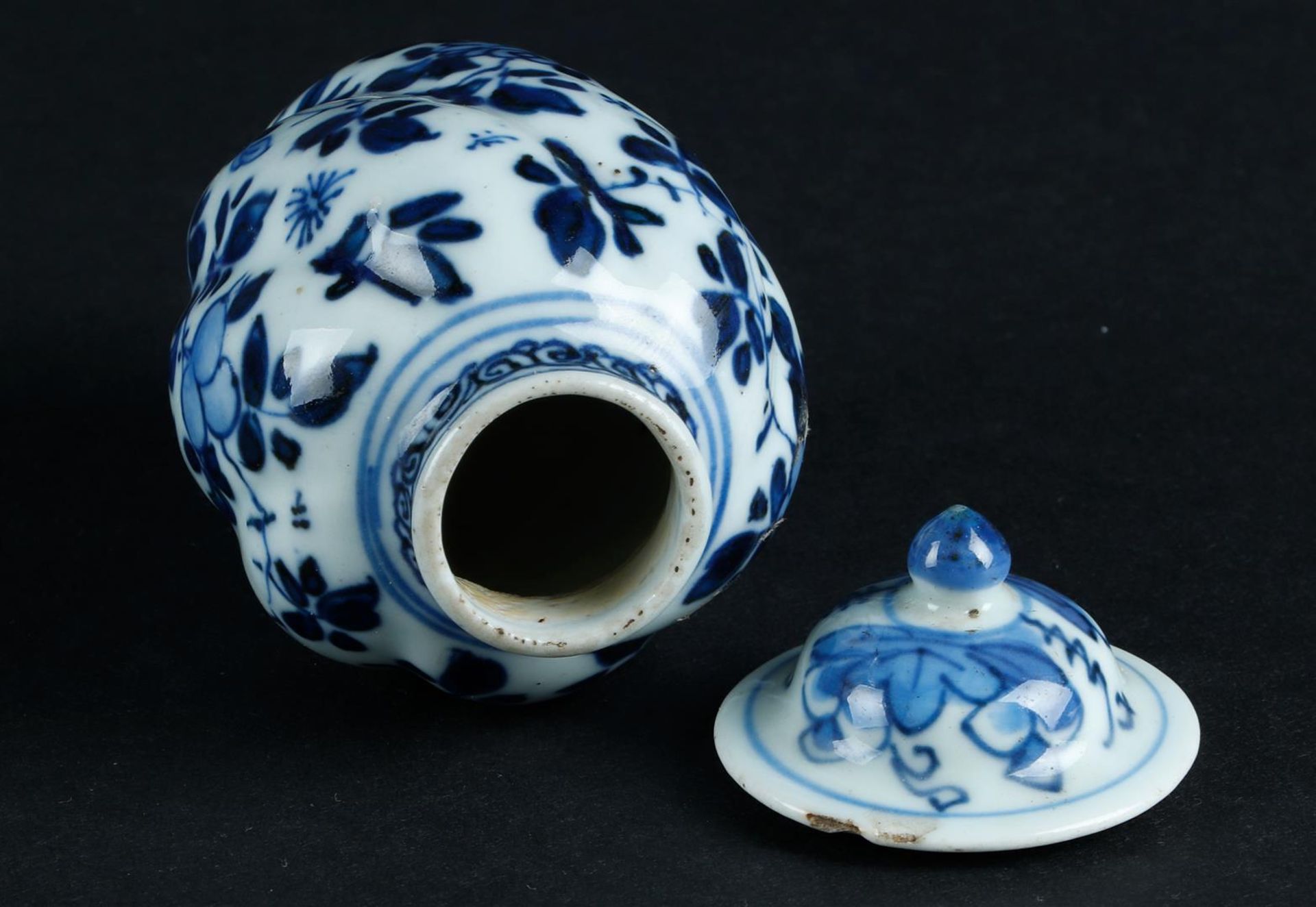 A porcelain twisted lid vase with floral decoration. China, Kangxi/Yongzheng. - Image 4 of 5