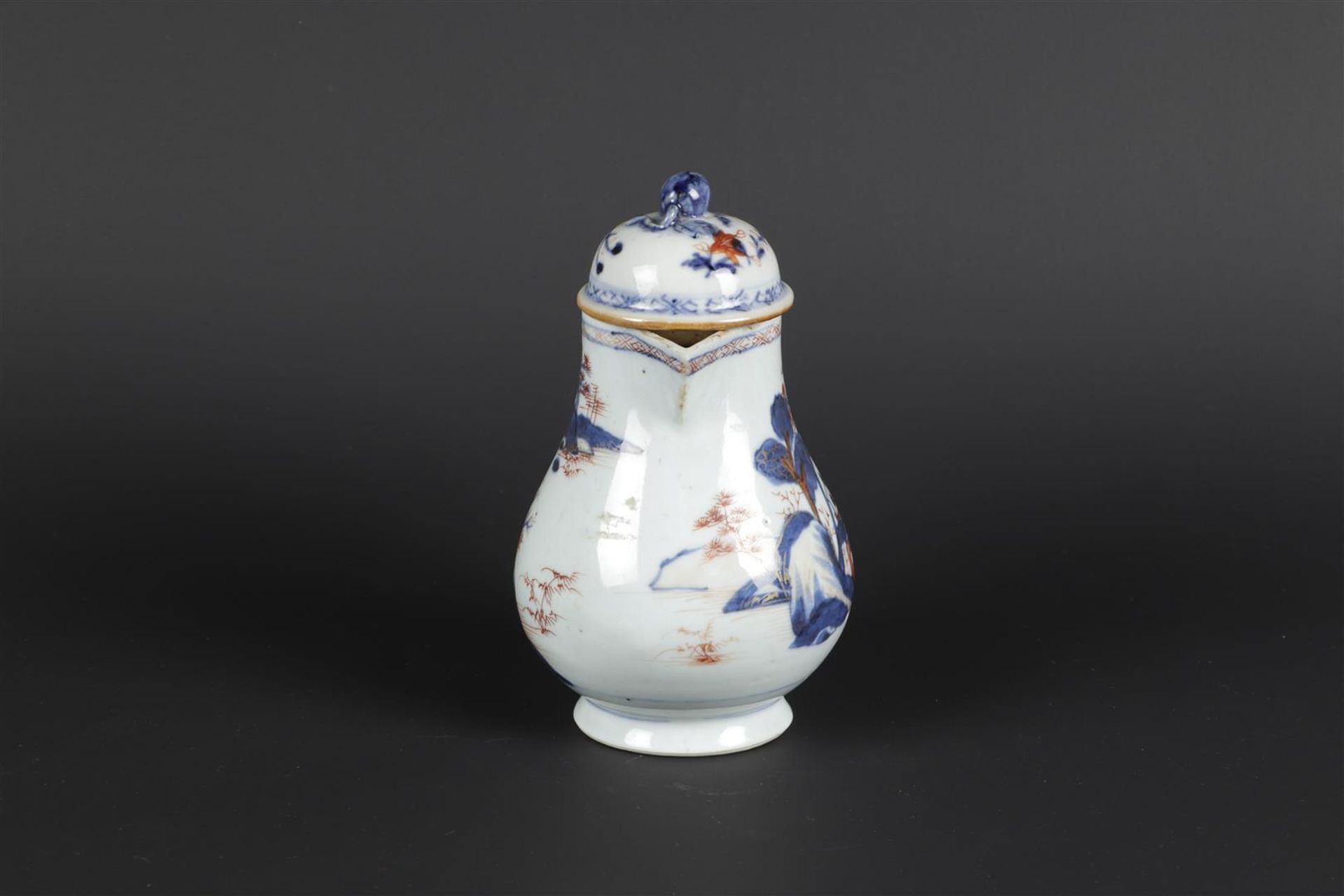 A porcelain Imari milk jug with landscape decoration. China, Qianlong. - Image 2 of 6