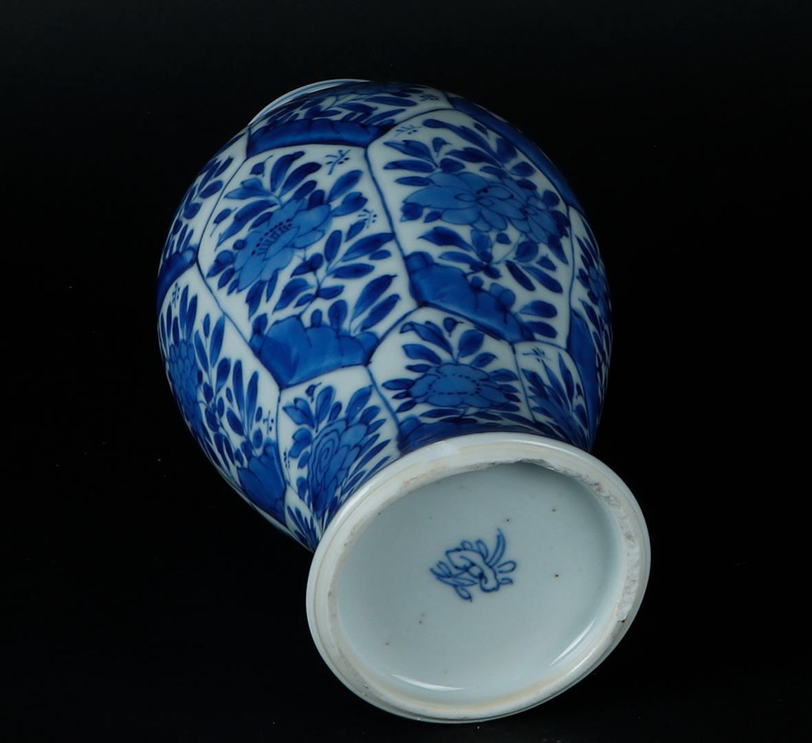 A porcelain lidded vase with flowerbed decoration, in which floral decoration. Marked with lingzhi o - Image 4 of 4