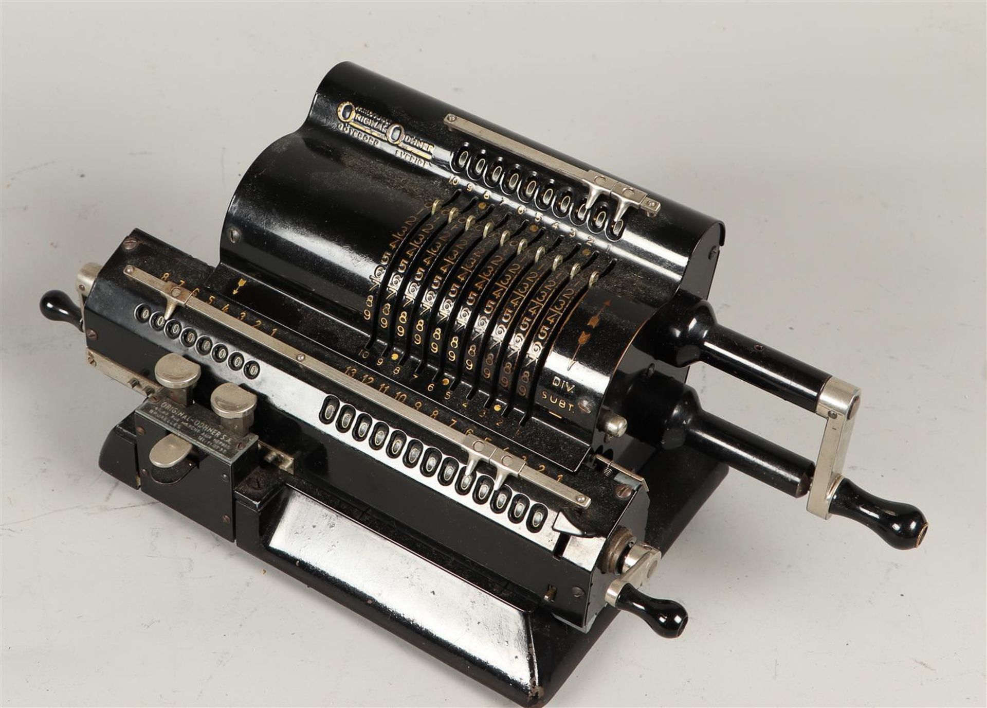 A vintage calculator of the brand Original-Odhner, model 602 N 5. Sweden, first half 20th century. - Bild 2 aus 4