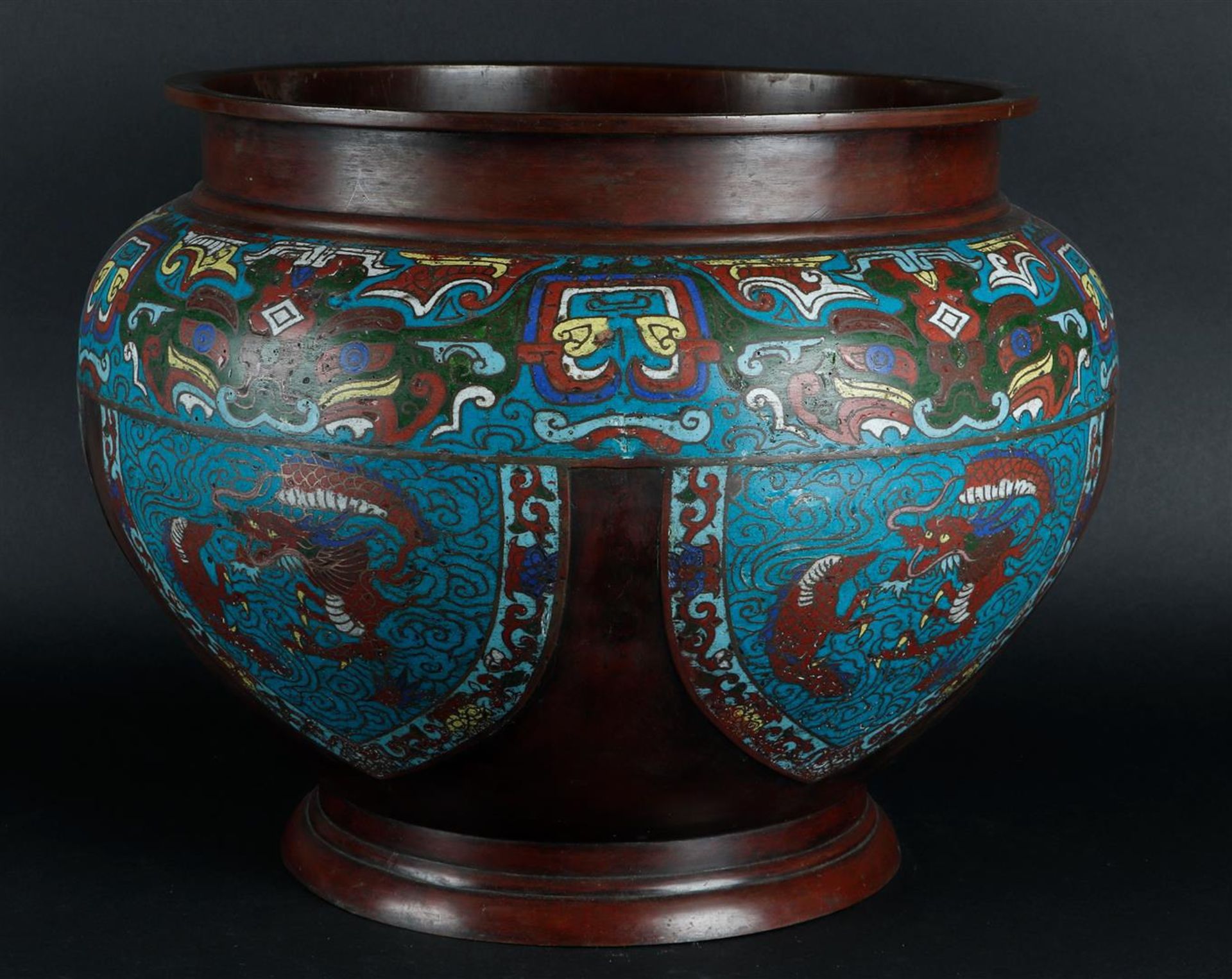 A large cloisonné cachepot. Japan, 19th century or earlier.