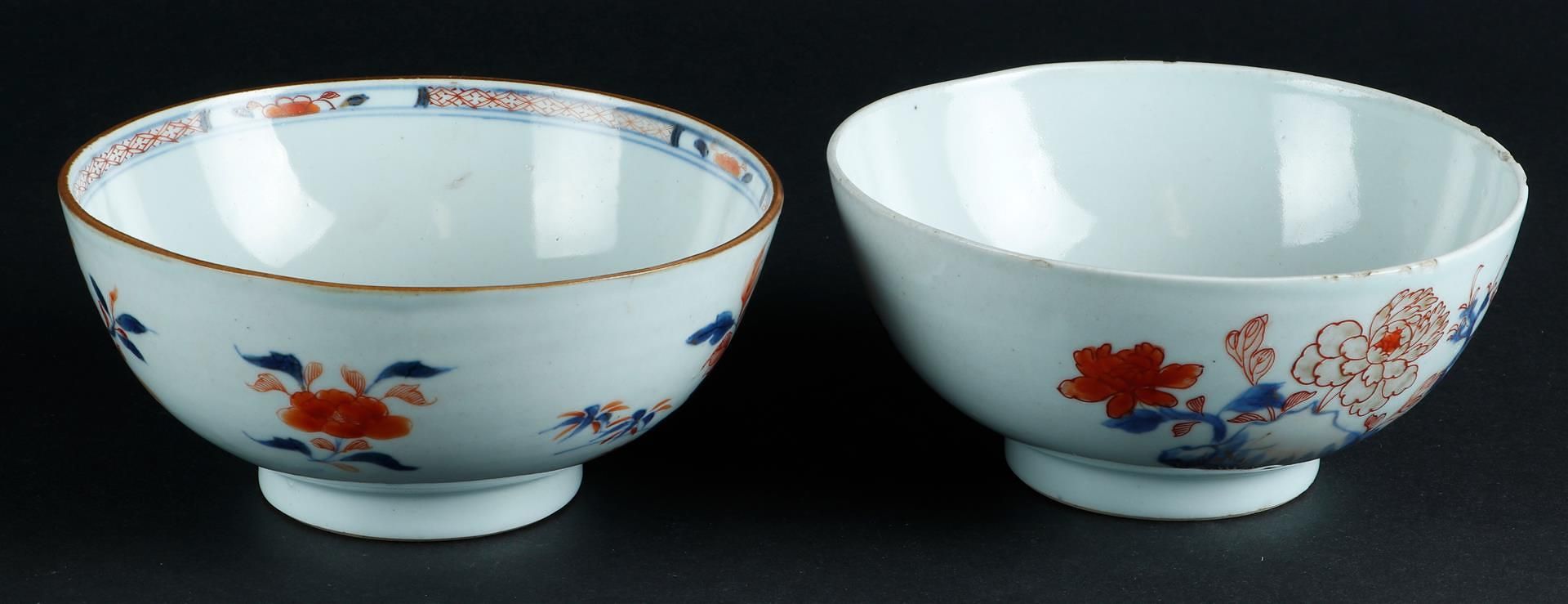 Two porcelain Imari bowls with floral decor. China, Qianlong. - Image 2 of 5