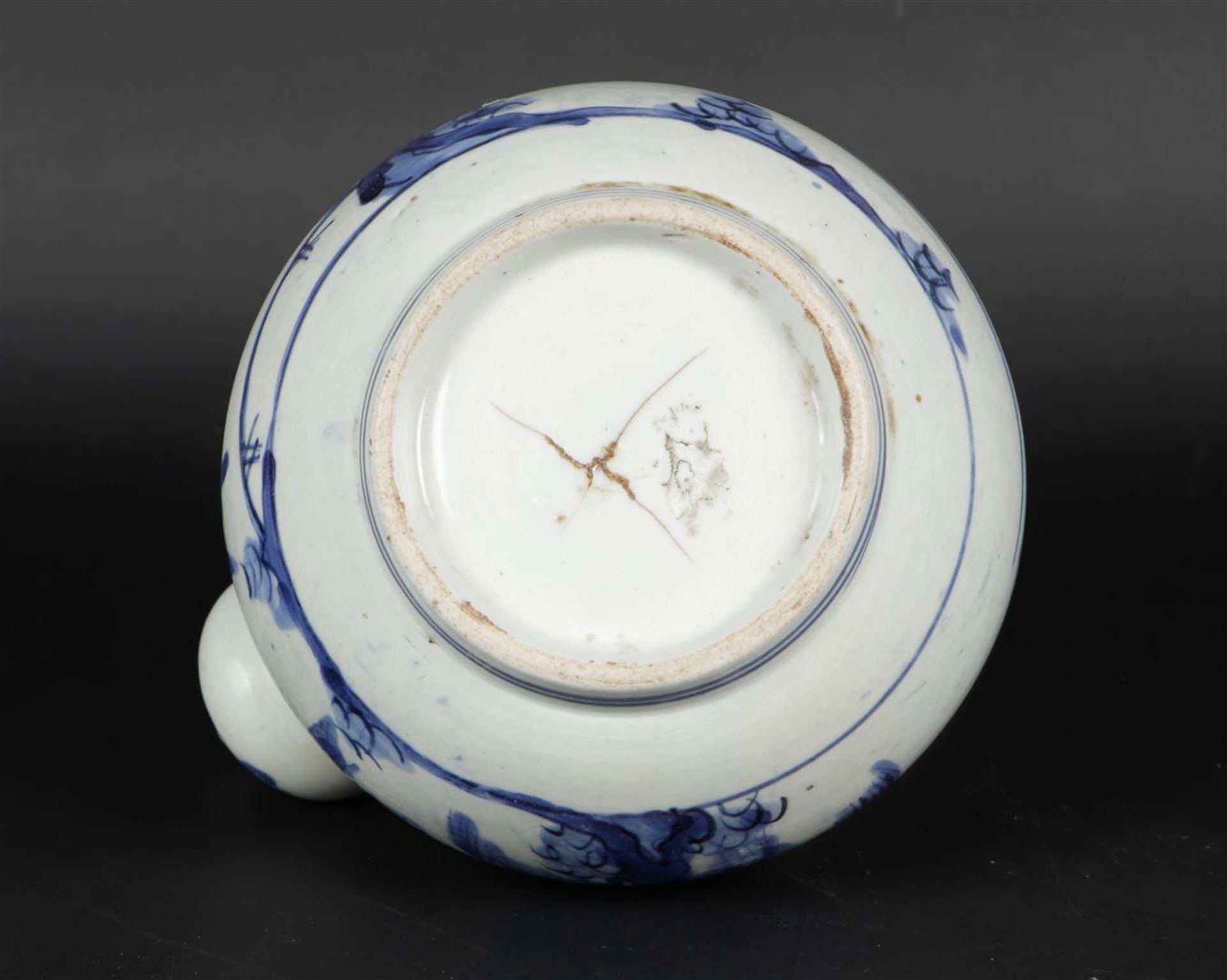 A porcelain kendi decorated with landscape decor. China, 17th/18th century. - Image 5 of 6