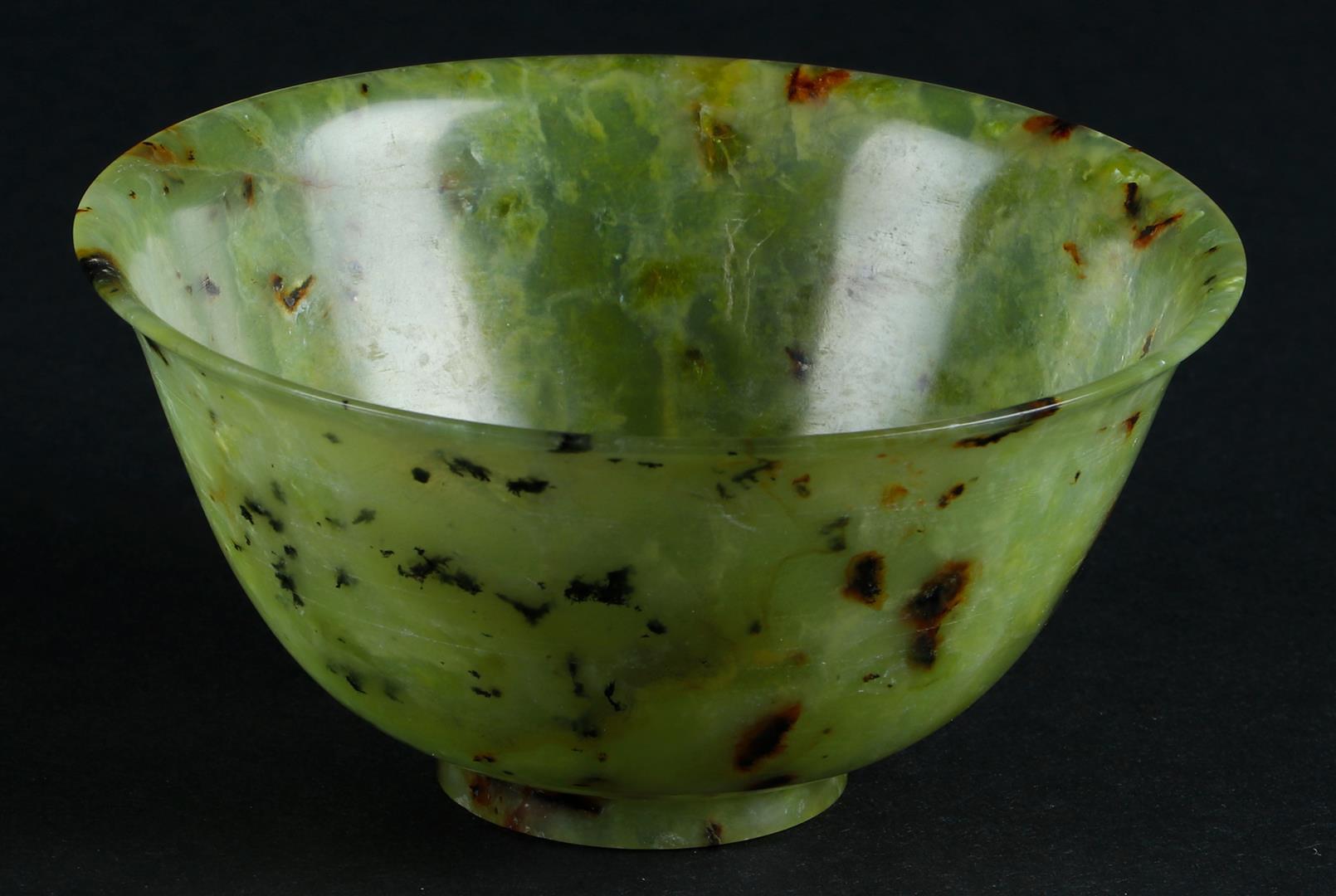 A Celadon Jade bowl with speckled decor. China, 19th/20th century. - Image 2 of 4
