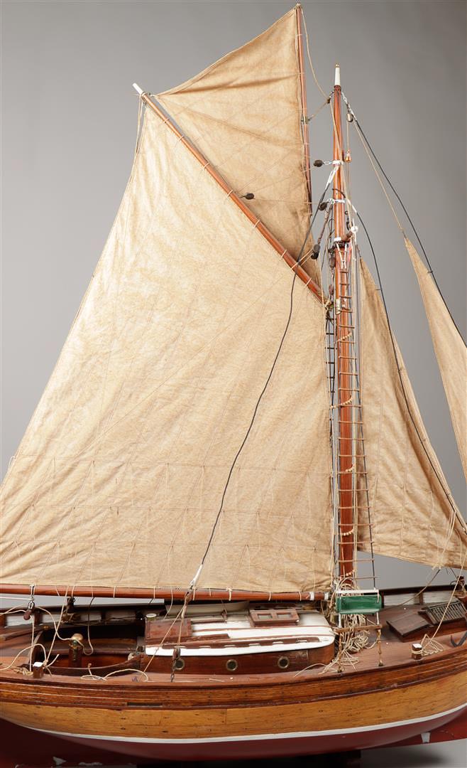 A large very detailed model of a gaff rigged sailing yacht. Approx. 1900. - Image 4 of 5