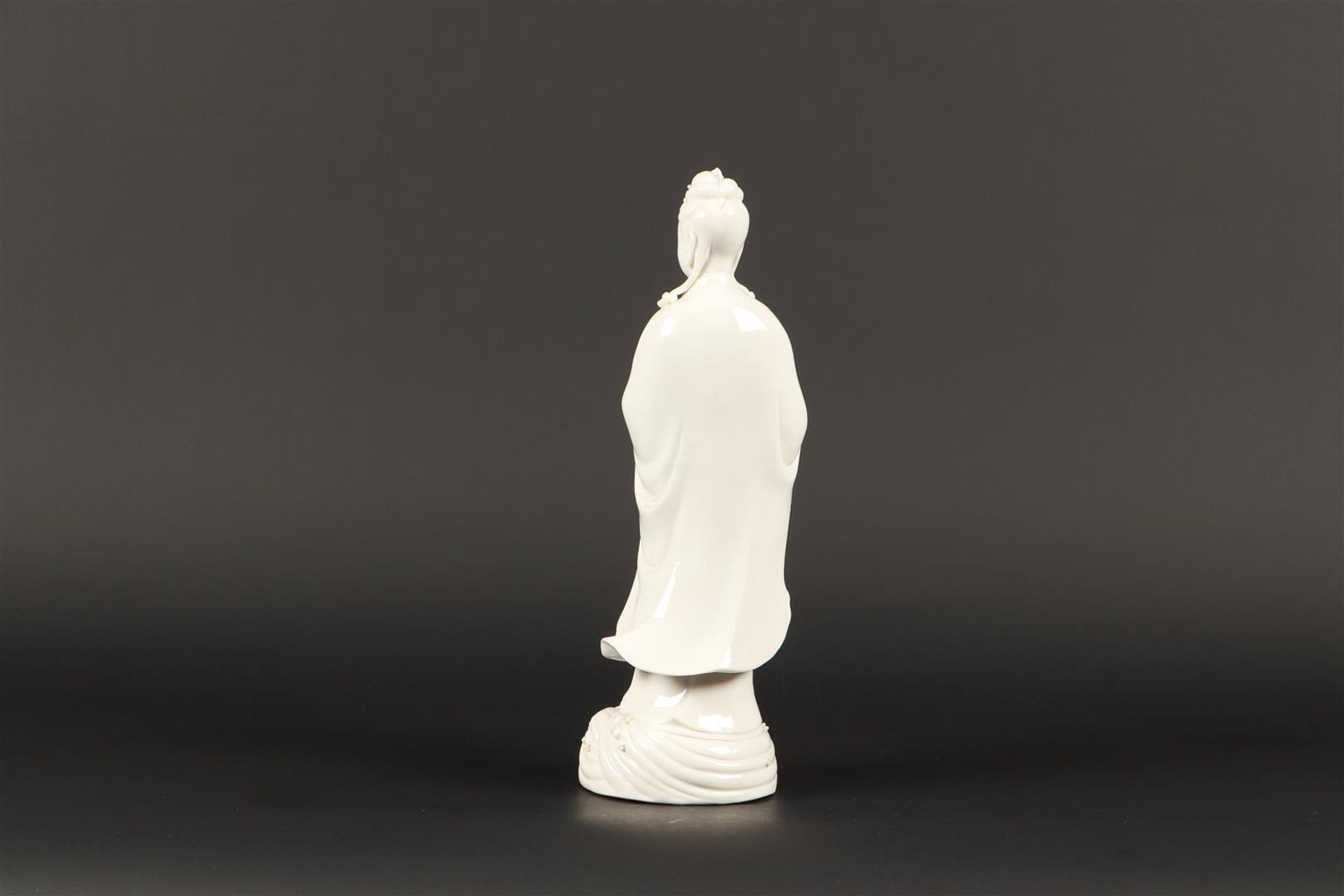 A blanc de Chine figure of Guanyin. China, 20th century. - Bild 2 aus 2