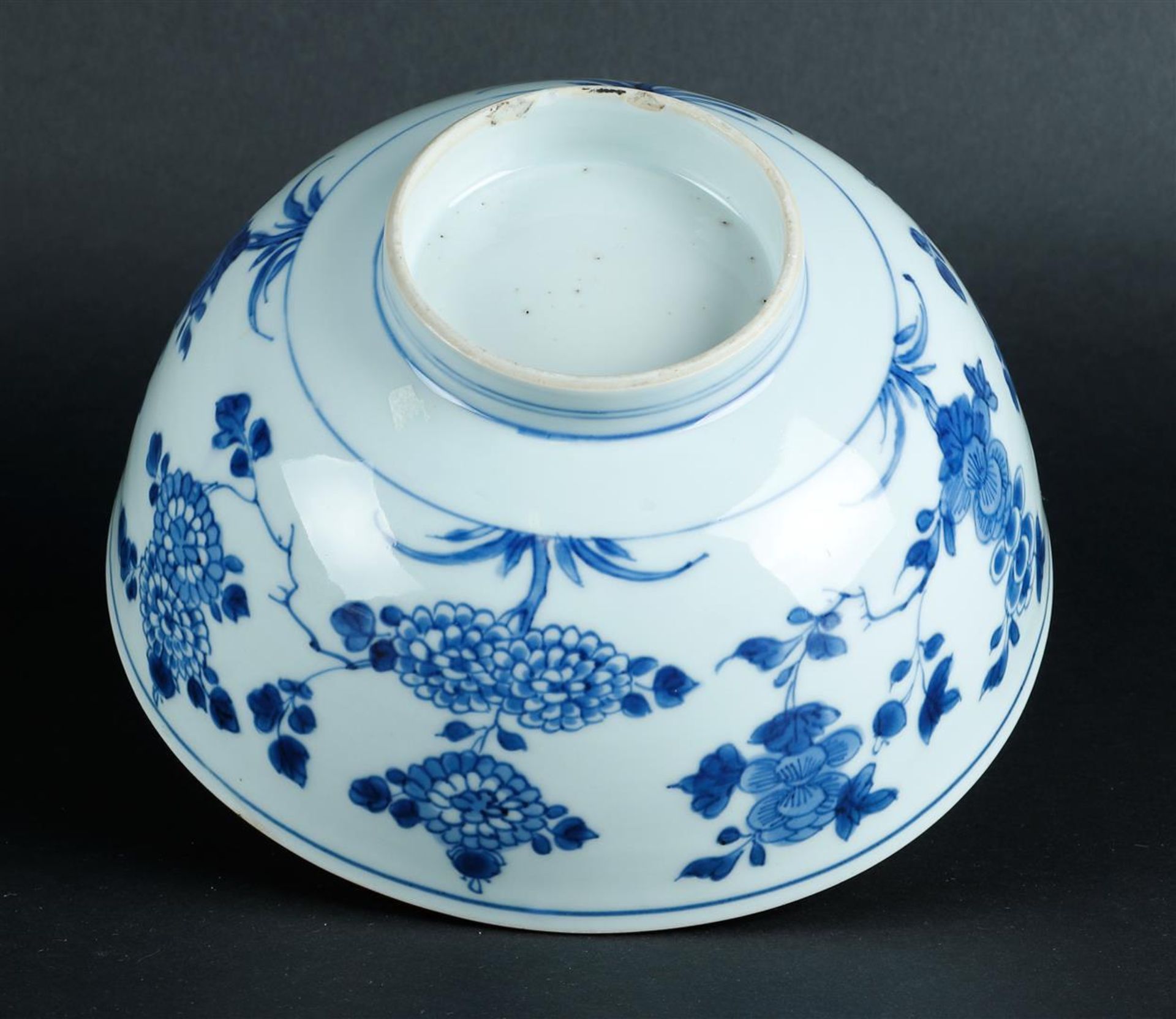 A porcelain bowl with floral decor on the outside and inside. China, Qianlong. - Image 5 of 5
