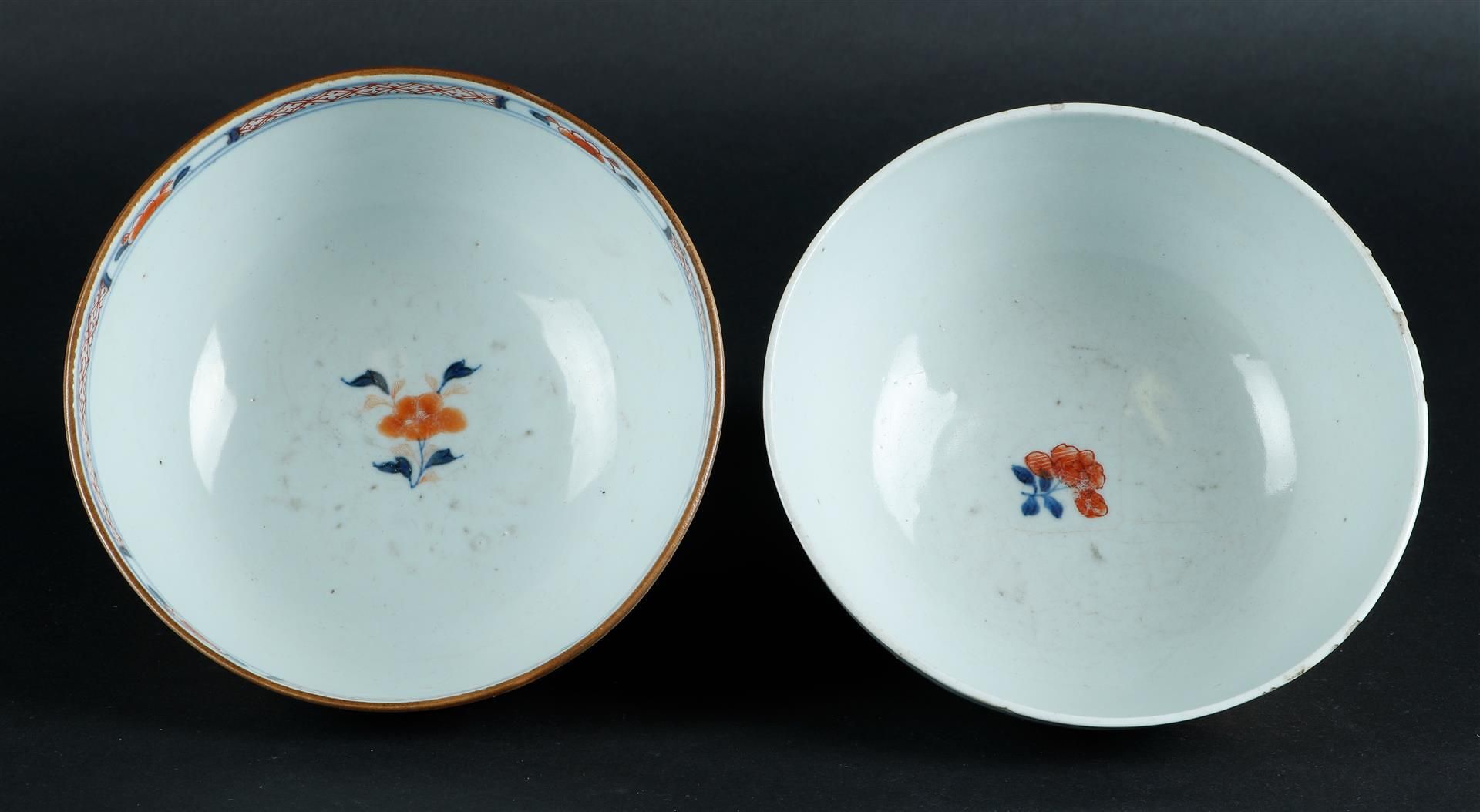 Two porcelain Imari bowls with floral decor. China, Qianlong. - Image 4 of 5