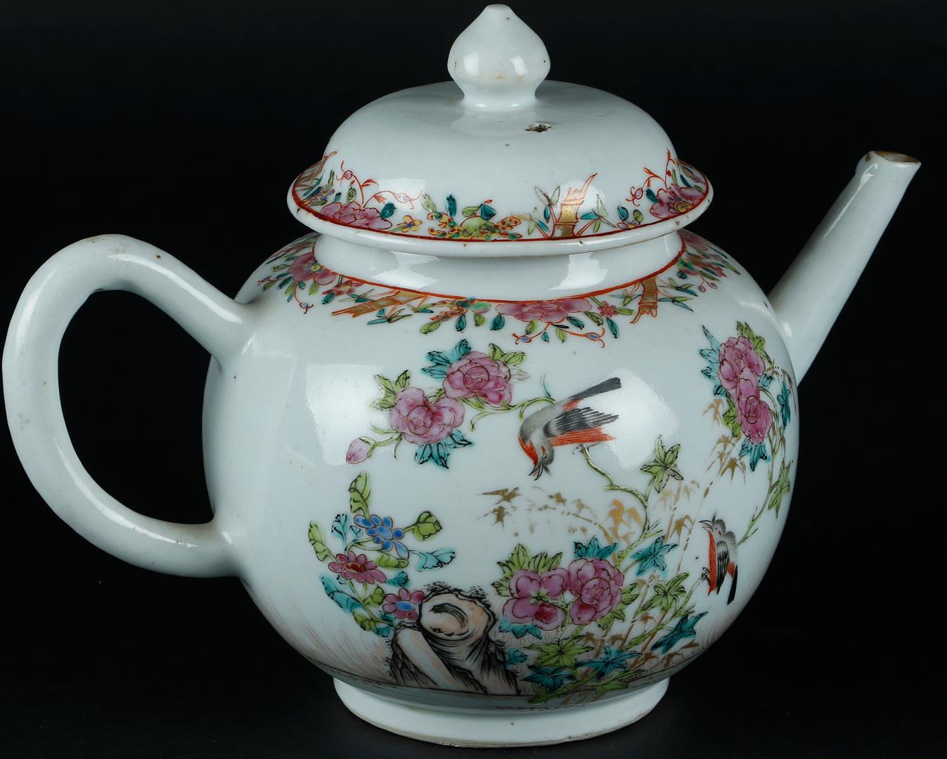 A porcelain Famille Rose teapot with decoration of flowers and birds. China, 18th century. - Image 2 of 4