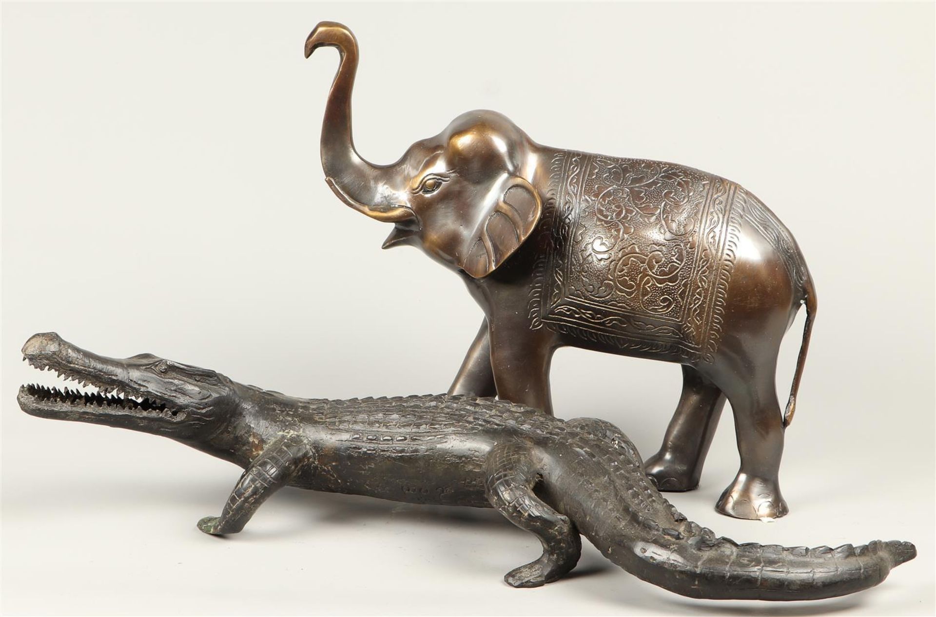 A pair of bronze depicting an aligator and an Indian elephant. 2nd half of the 20th century. - Image 2 of 2