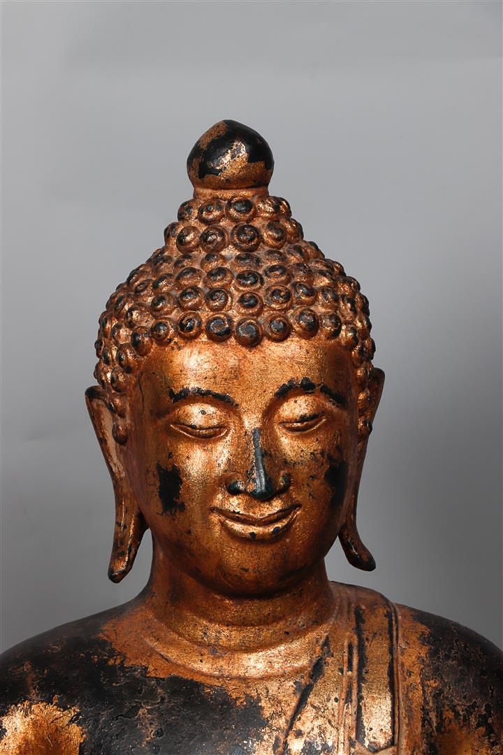 A very large bronze Buddha with partly traces of gilding. Tibet, 19th century. - Image 2 of 5
