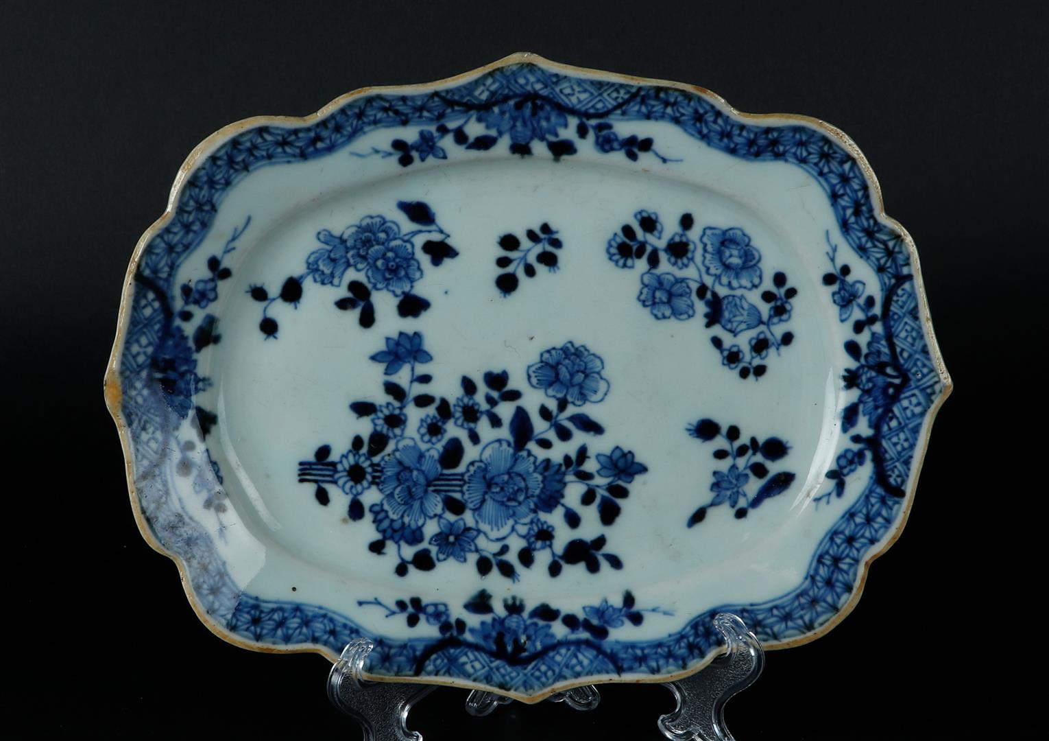 A porcelain contoured meat dish with floral decor. China, Qianlong.