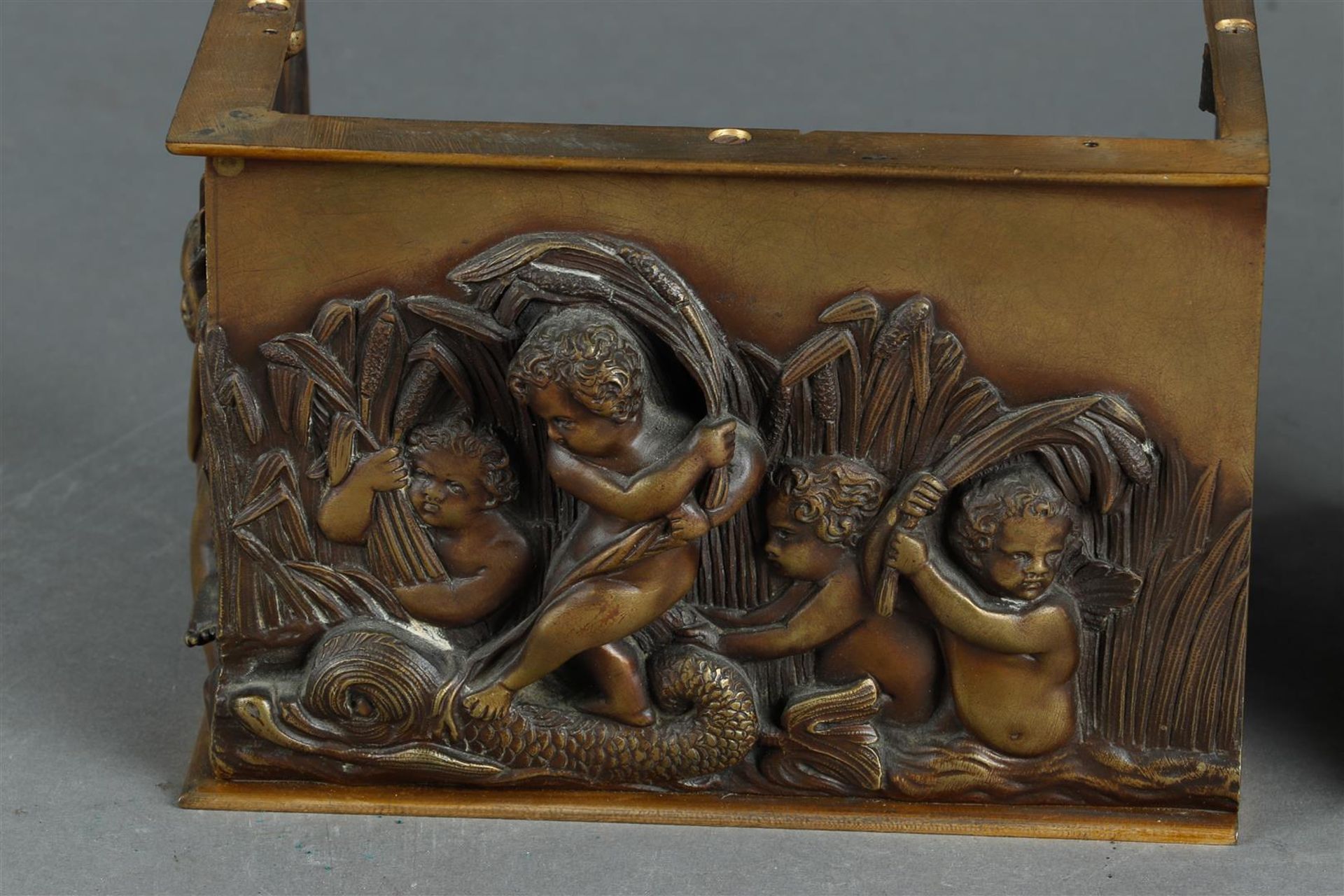 A set of cast brass fireplace ornaments with putti in a river. - Bild 2 aus 5