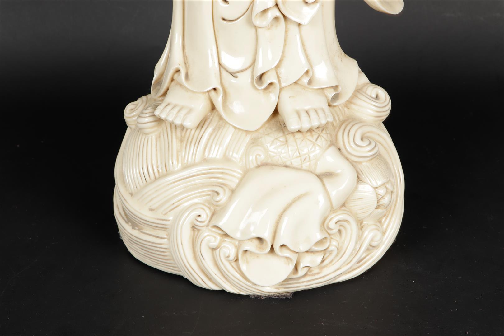 A porcelain Blanc de Chine Guan-Yin. China, 20th century - Image 2 of 10