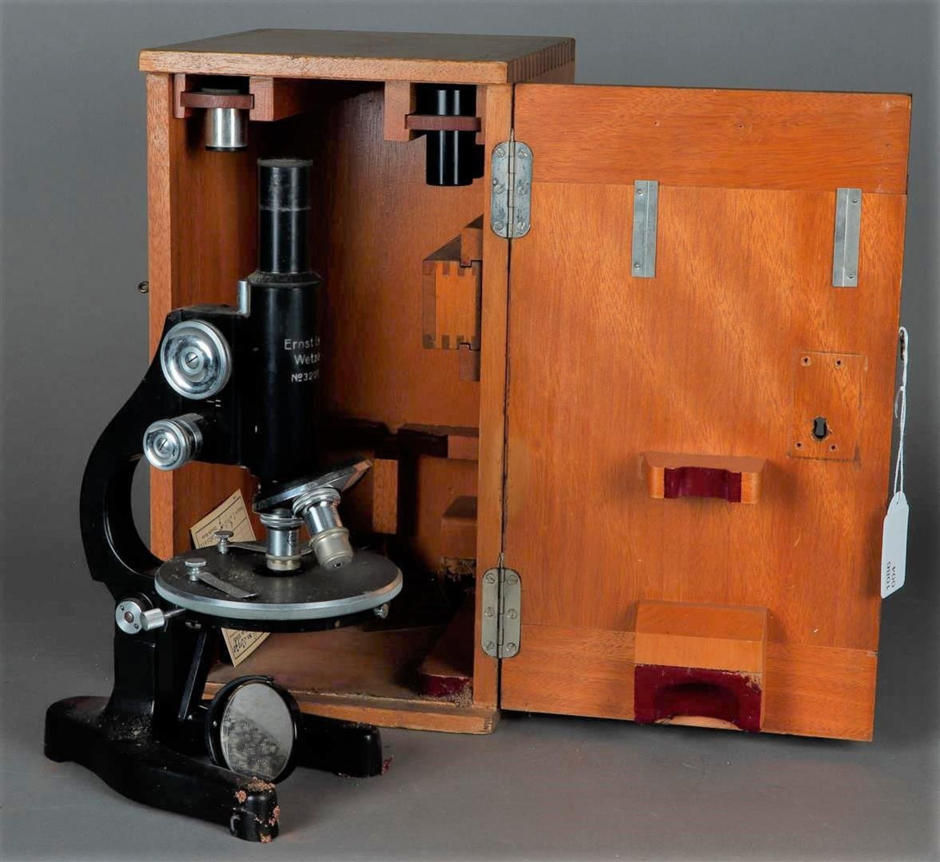 A medical microscope, C. Roosen and Son, Fa. Mulder, Leiden. In original box.
