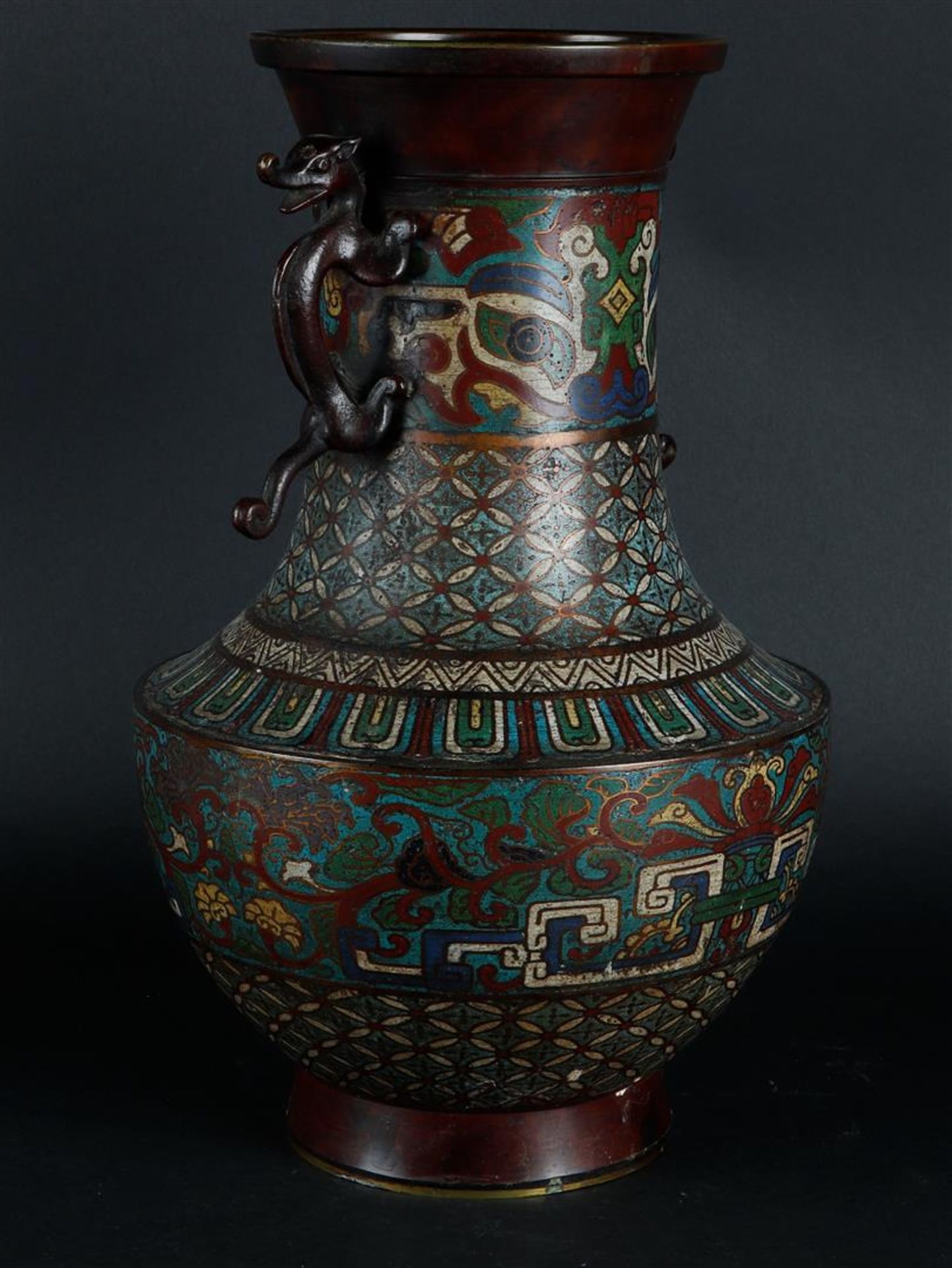 A cloisonne vase. Japan, 19th century. - Bild 2 aus 3