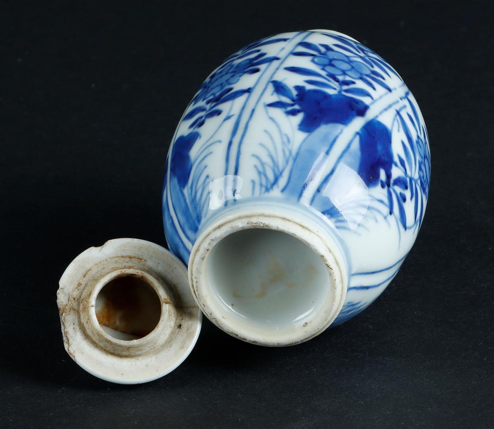 A porcelain lidded vase with sloping compartments with floral decor. China, Kangxi. - Image 5 of 5