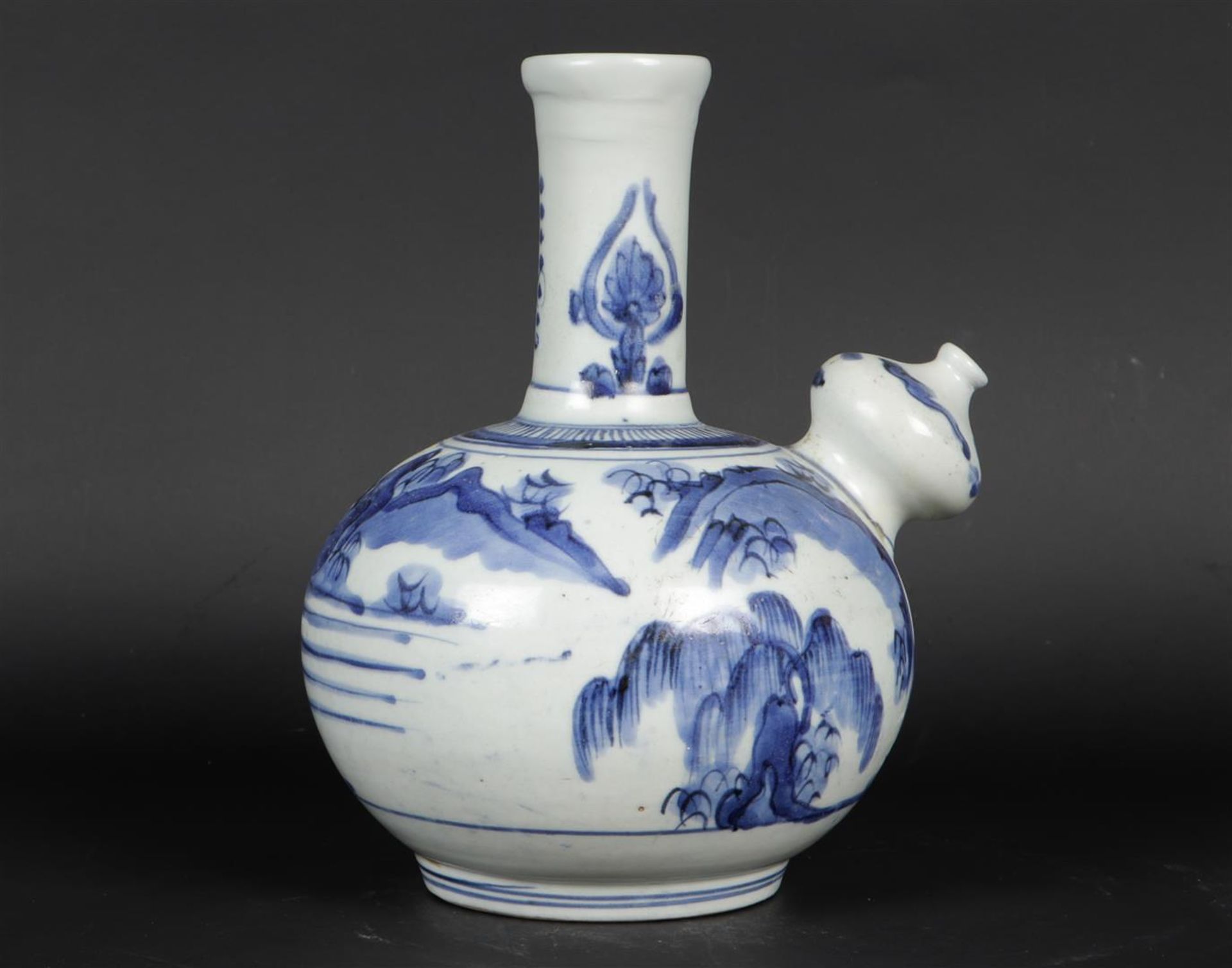 A porcelain kendi decorated with landscape decor. China, 17th/18th century. - Image 3 of 6