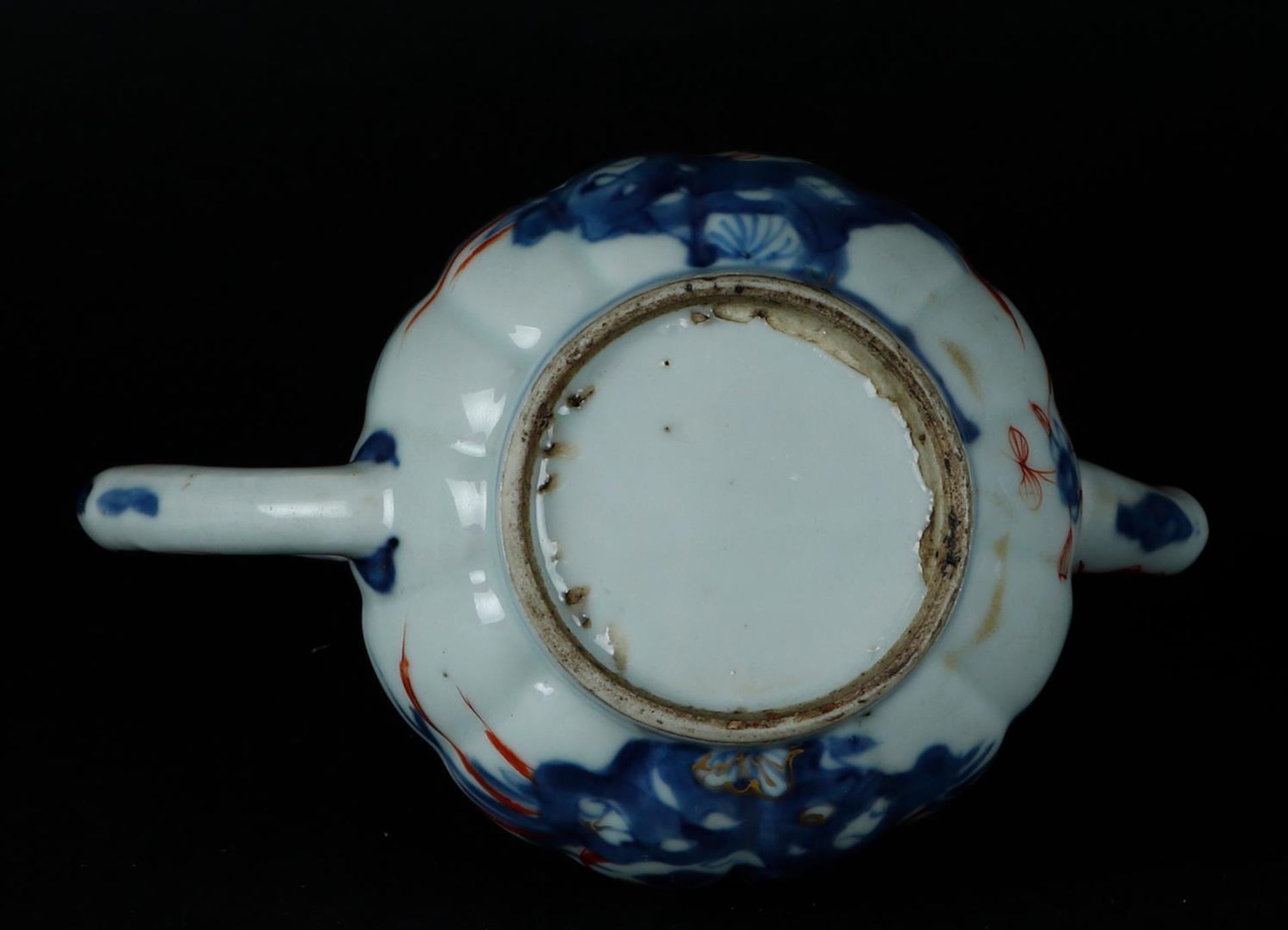 A porcelain Imari ribbed teapot and two Imari cup vases. China, Qianlong. - Image 3 of 3