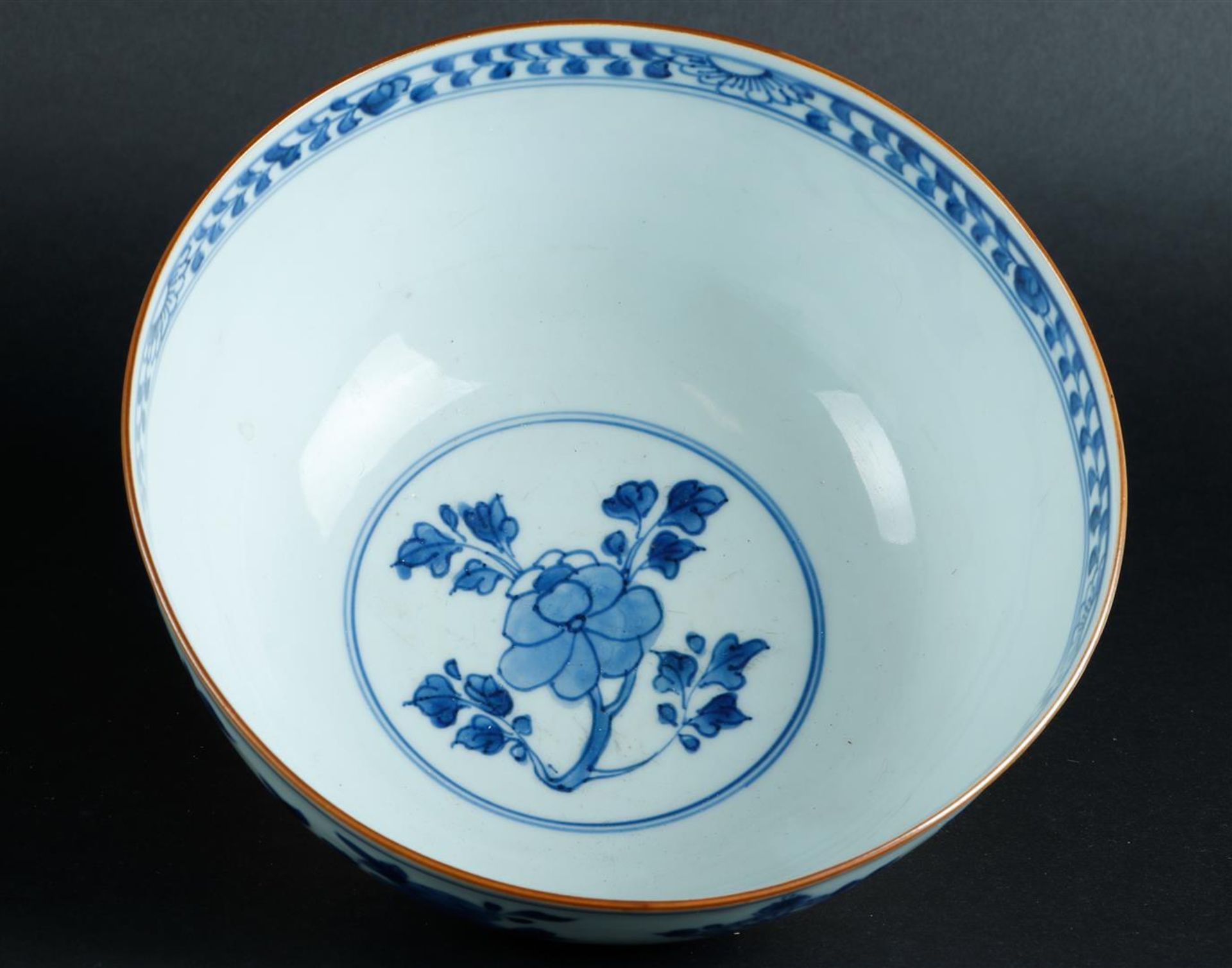 A porcelain bowl with floral decor on the outside and inside. China, Qianlong. - Image 4 of 5