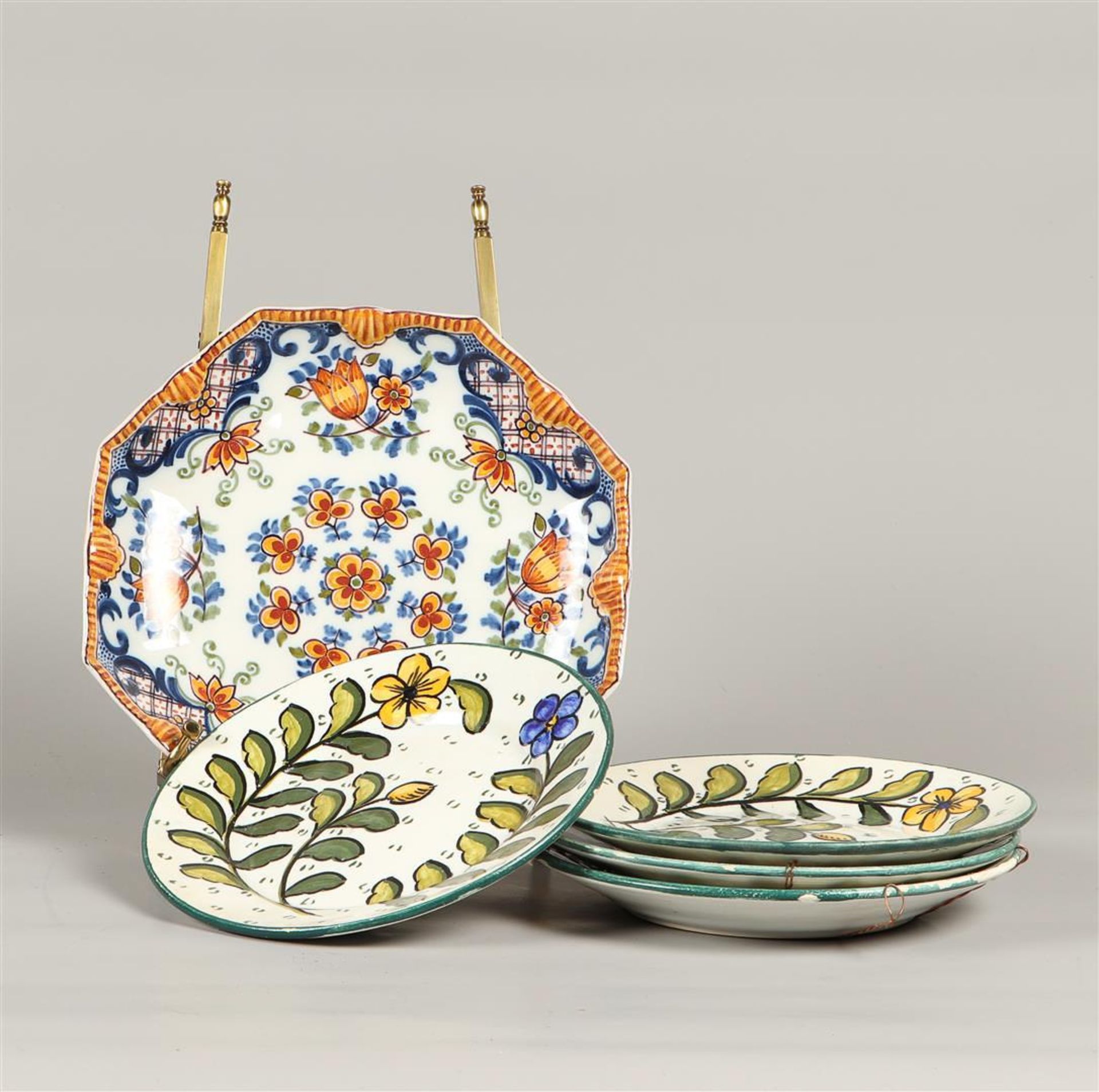 Makkum  octagonal earthenware plate with floral decor and 4x hand-painted plates with floral decor.