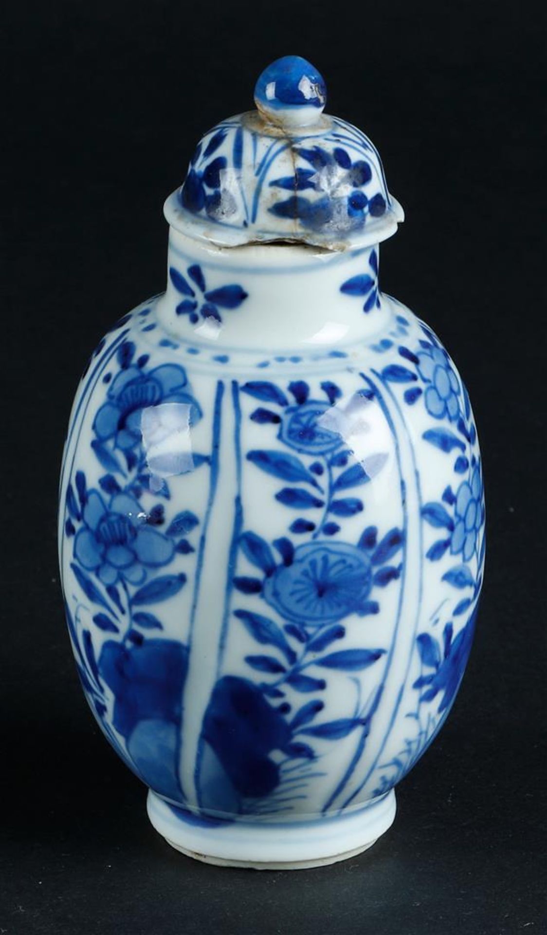 A porcelain lidded vase with sloping compartments with floral decor. China, Kangxi. - Image 2 of 5
