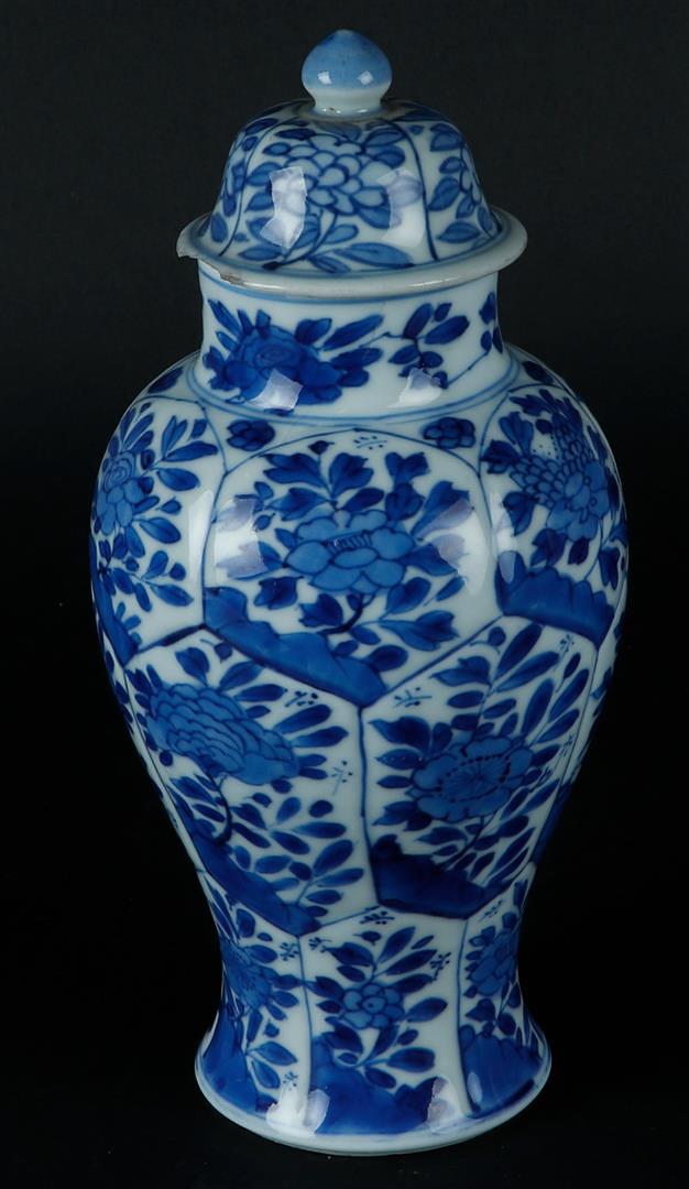 A porcelain lidded vase with flowerbed decoration, in which floral decoration. Marked with lingzhi o