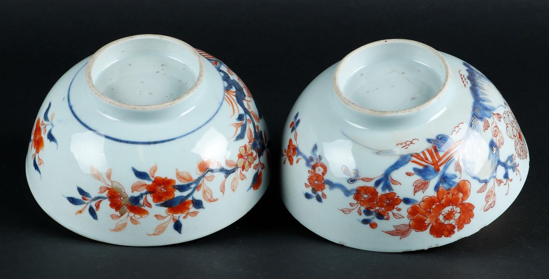 Two porcelain Imari bowls with floral decor. China, Qianlong. - Image 5 of 5