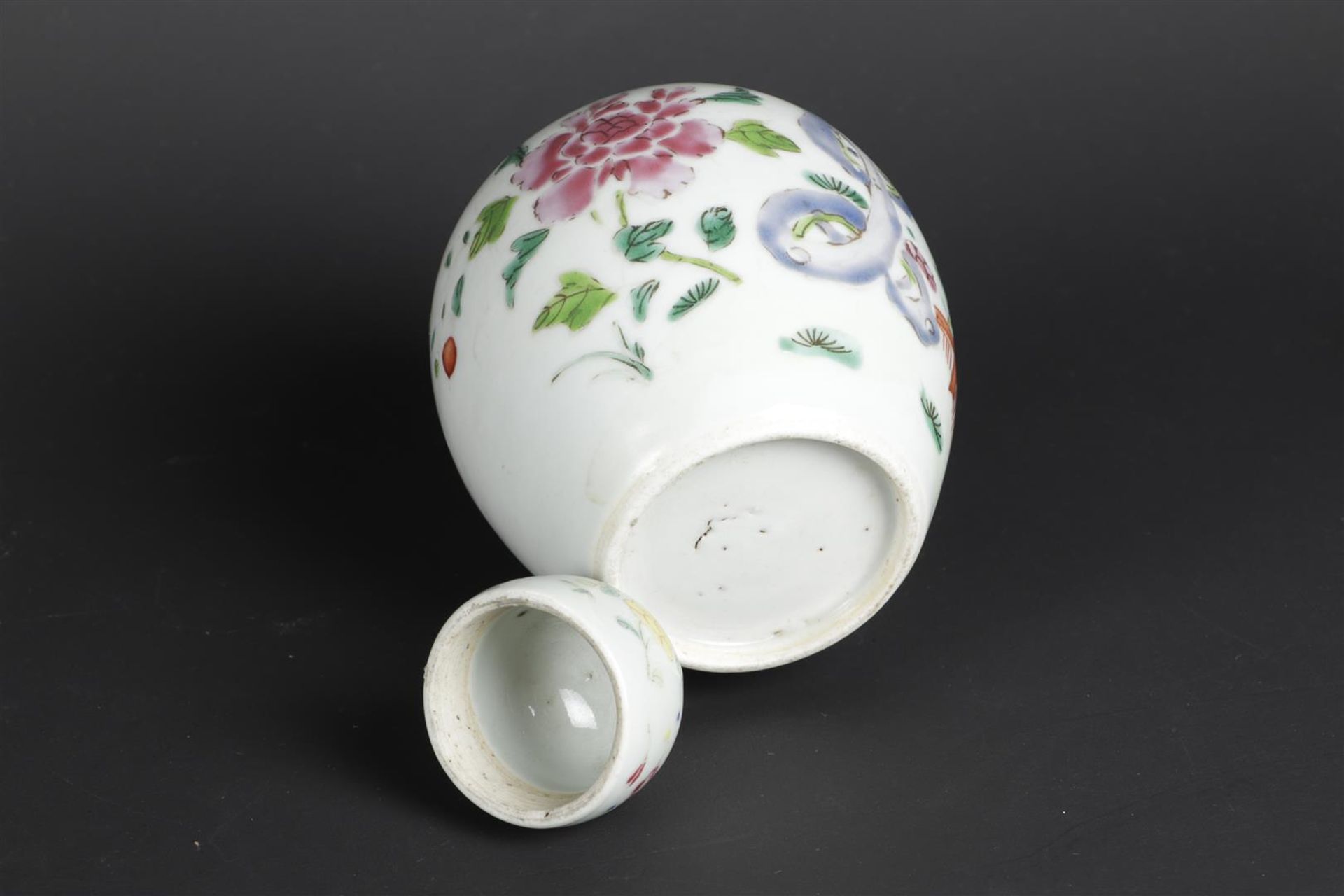 A porcelain Famille Rose tea caddy with a silver-rimmed frame and a convex lid. Chinese, Qianlong. - Image 5 of 5