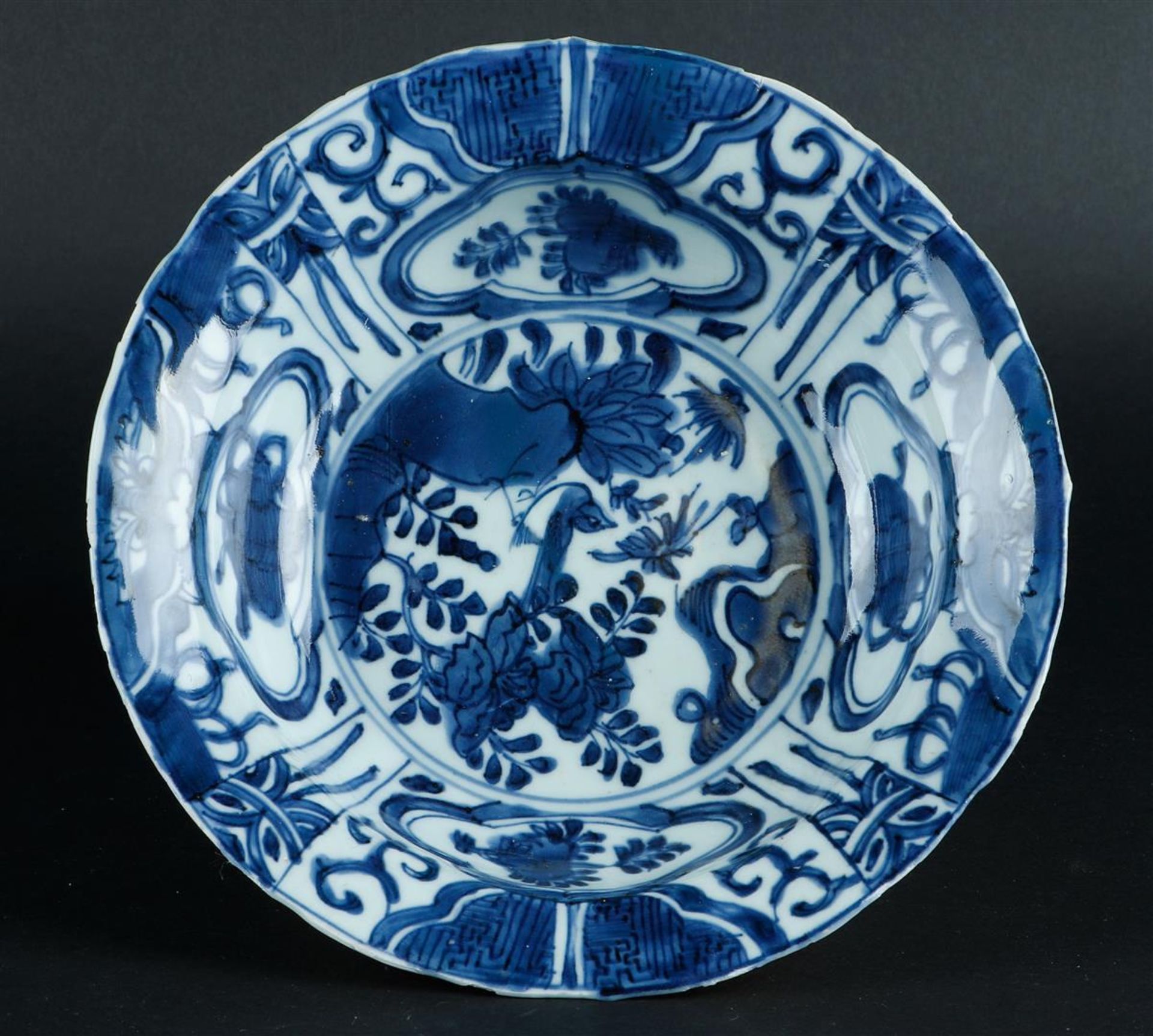 A raak porcelain hood bowl with floral decor. China, Wanli. - Image 3 of 4