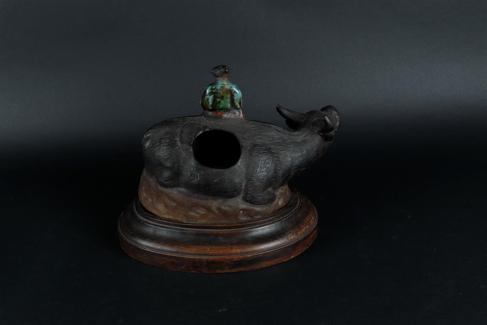 A terracotta incense burner in the shape of an ox with a Chinese boy. China, 19th century. - Image 2 of 5