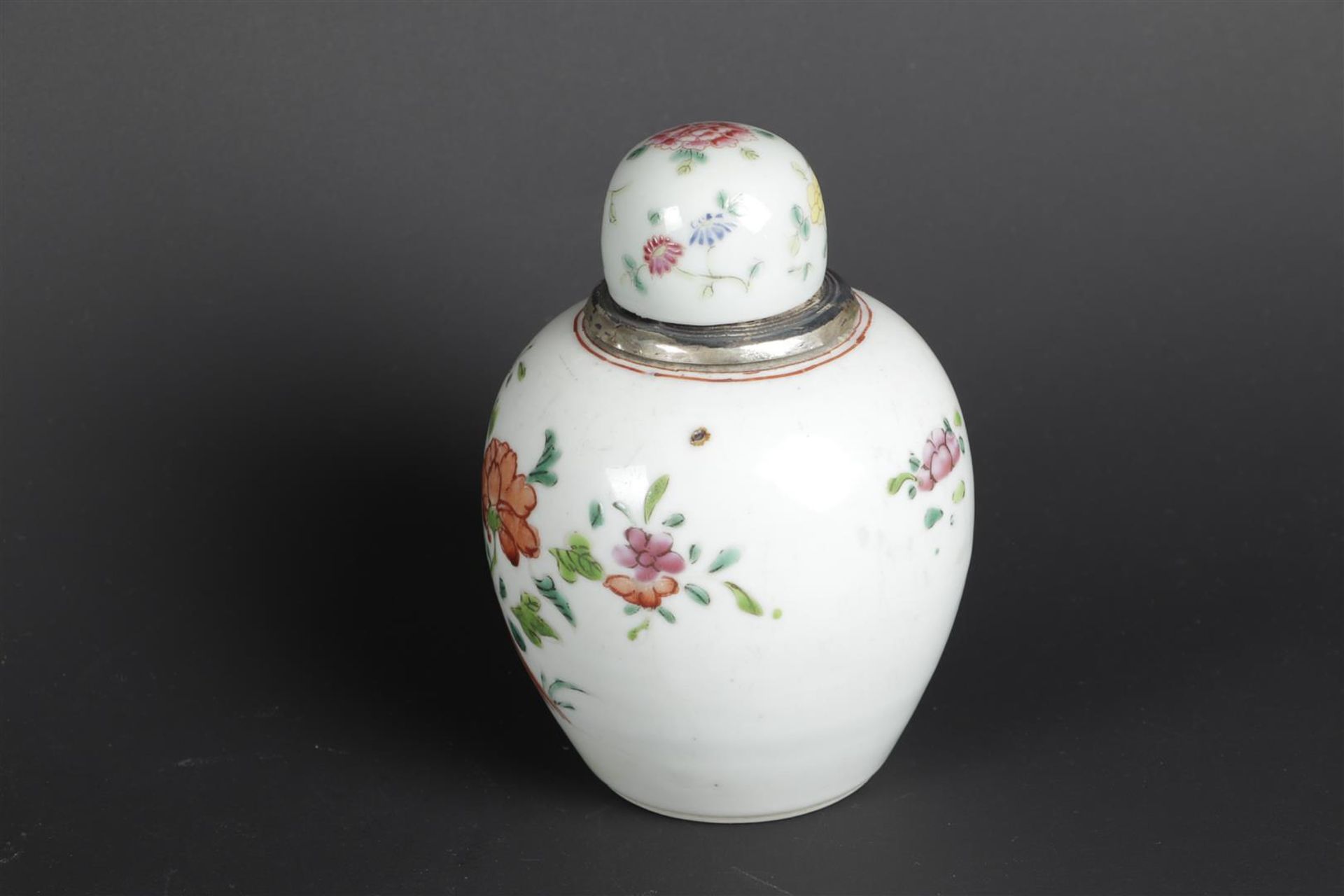 A porcelain Famille Rose tea caddy with a silver-rimmed frame and a convex lid. Chinese, Qianlong. - Image 3 of 5