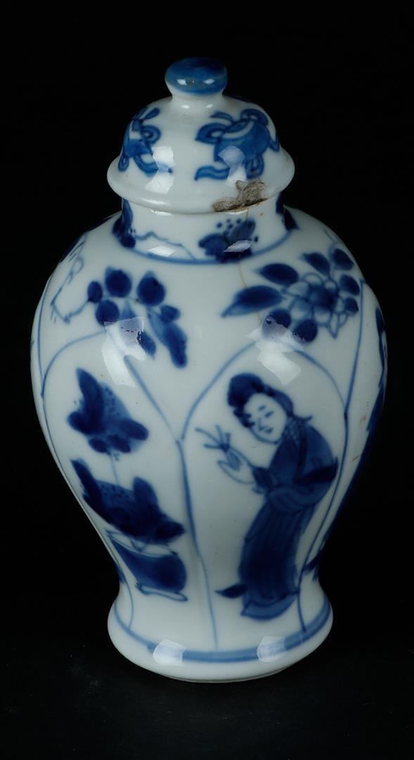 A porcelain lid vase with long lines in lotus beds. Marked Jade on the bottom. China, Kangxi. - Image 2 of 3