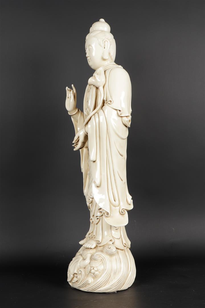 A porcelain Blanc de Chine Guan-Yin. China, 20th century - Image 4 of 10