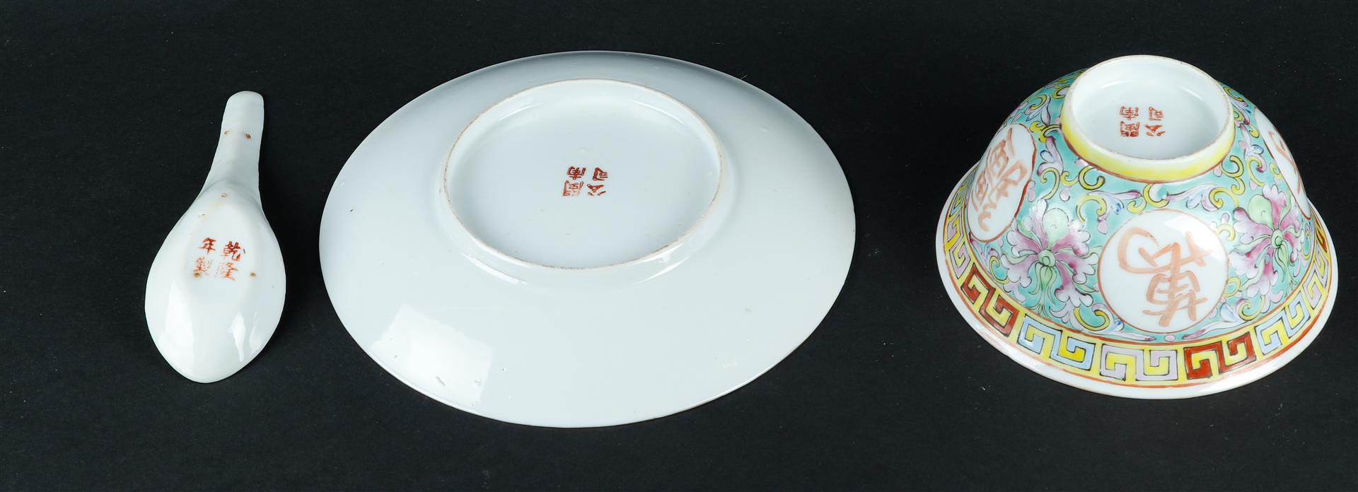 A porcelain soup bowl and saucer with spoon in Famille Rose decor. China, 19/20th century. - Image 3 of 3