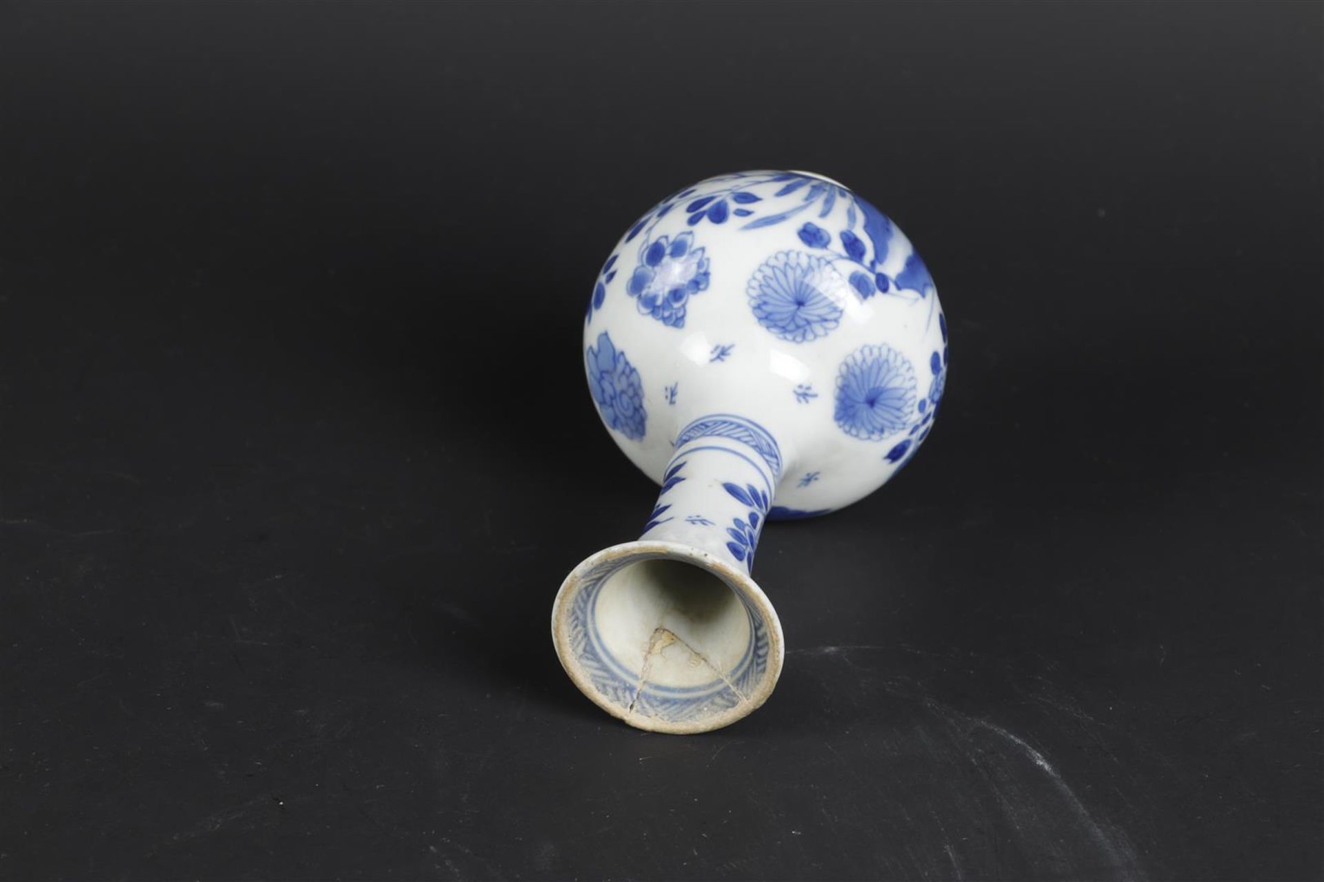 A porcelain belly vase with a slender high neck with floral decor on rock. China, Kangxi. - Image 4 of 5