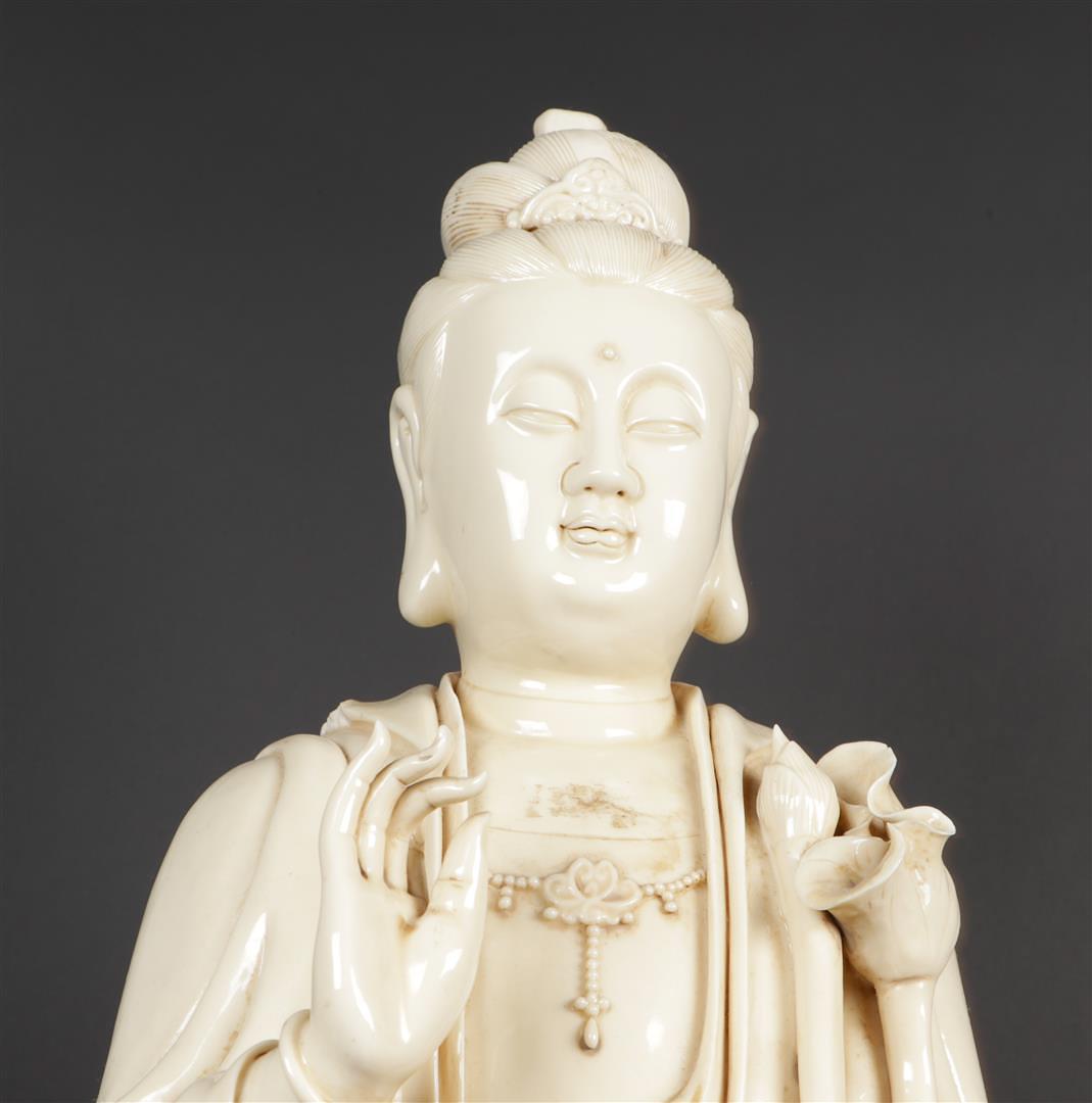 A porcelain Blanc de Chine Guan-Yin. China, 20th century - Image 3 of 10