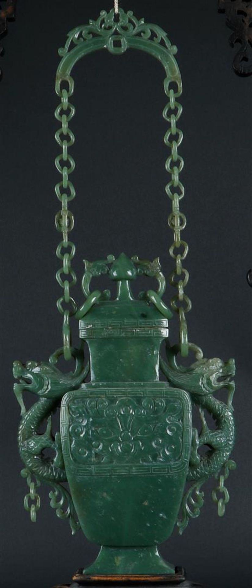A celadon green jade vase with lid, with dragon handles and with jade chain with handle. China, 20th - Image 2 of 5