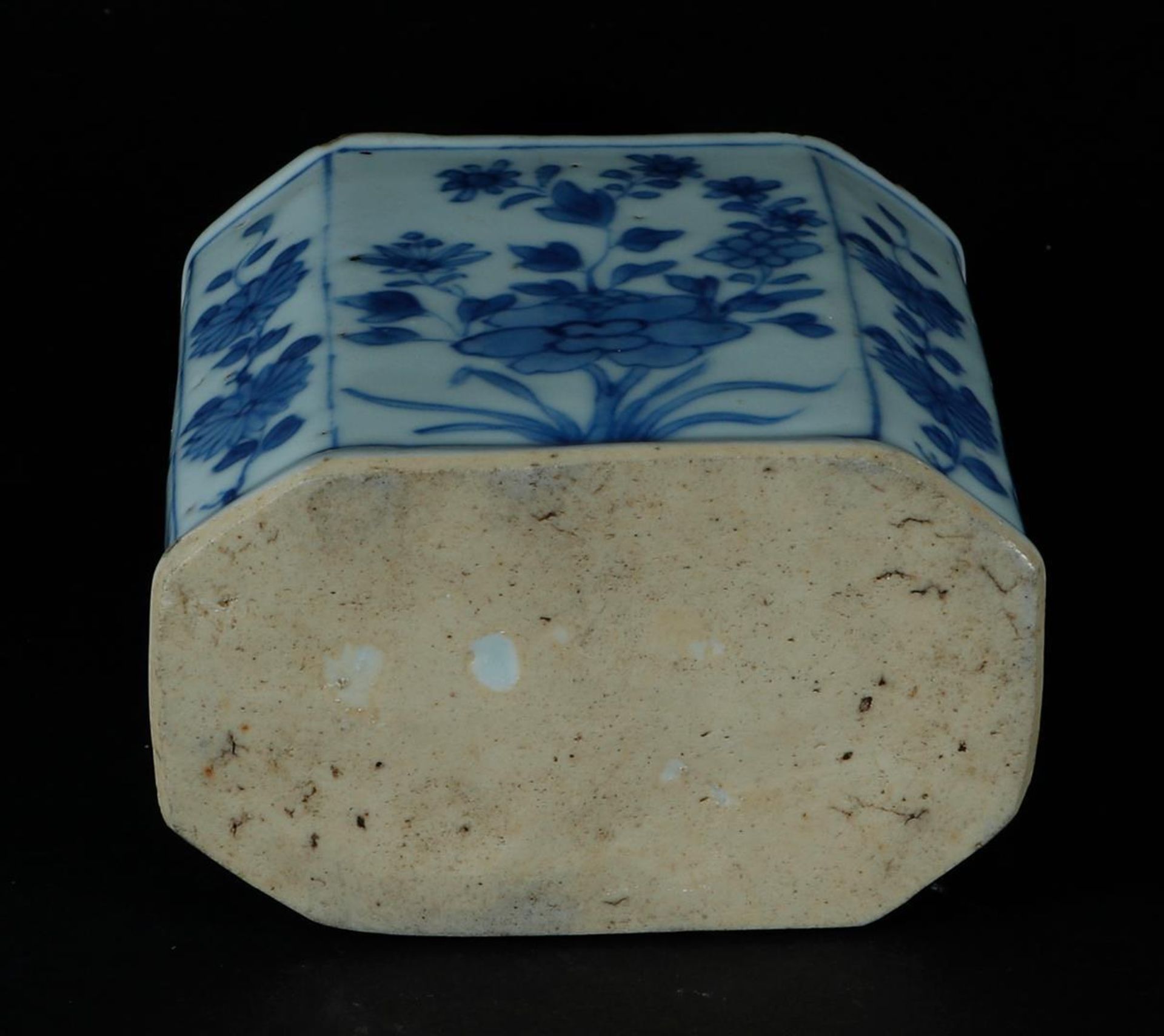 A porcelain angled tea caddy with rich floral decoration on the sides, with wooden lid. China, Yongz - Image 3 of 4