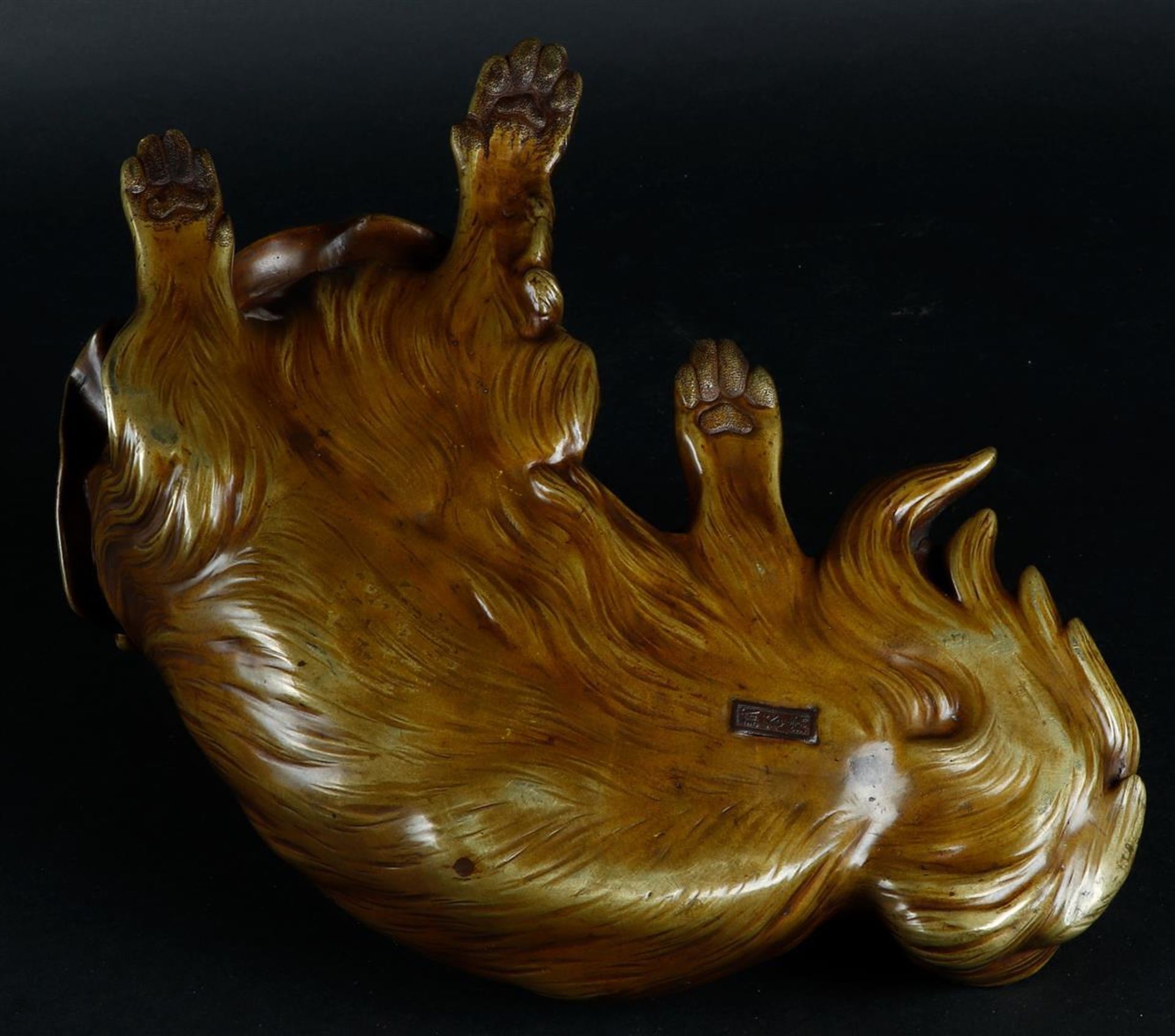 A bronze Pekingese dog, marked on the bottom, on a wooden base. Japan, Meji period. - Image 2 of 8
