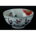 An Imari bowl with floral decor on the inside. China, 18th century.