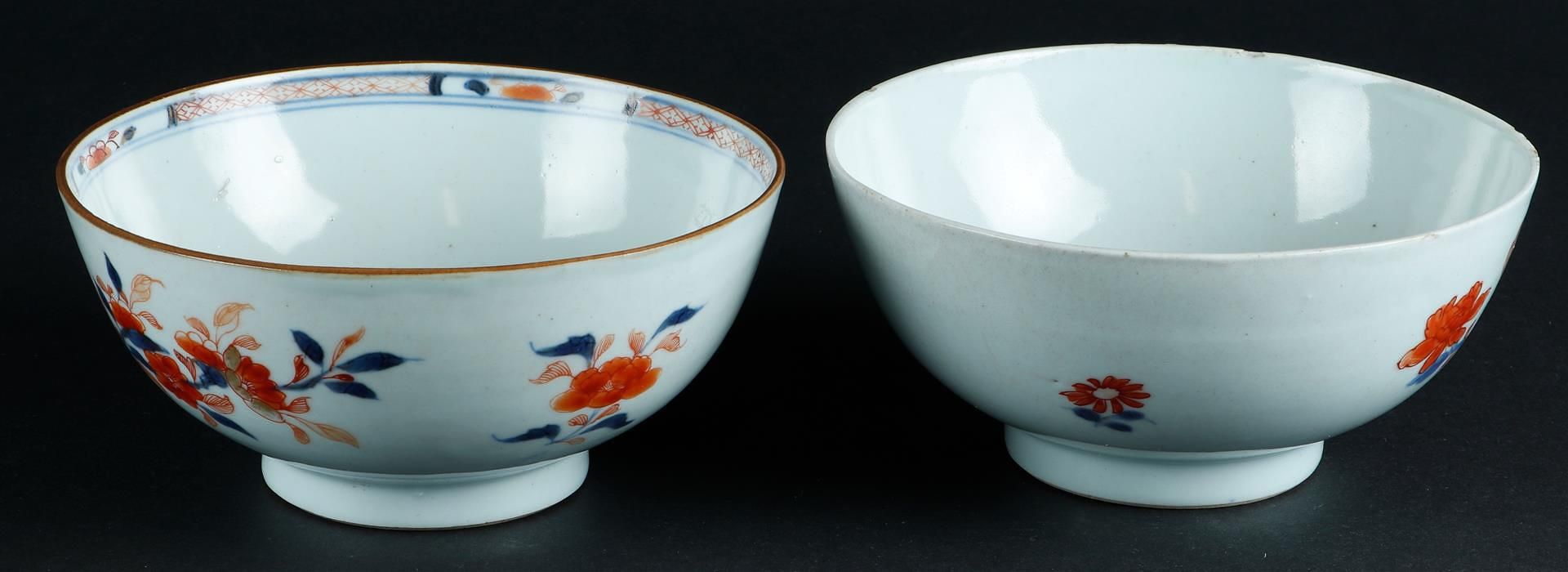 Two porcelain Imari bowls with floral decor. China, Qianlong. - Image 3 of 5